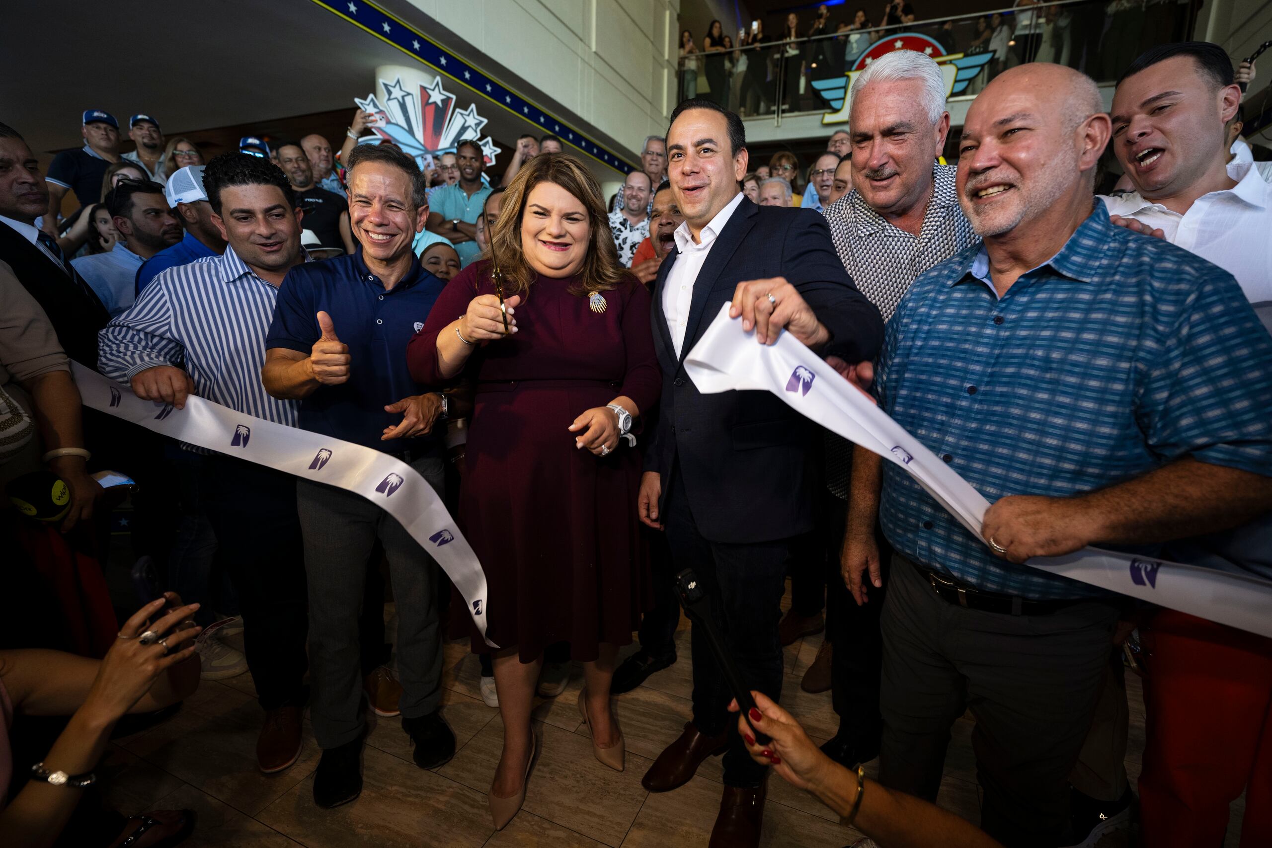 La presidenta del PNP, Jenniffer González, realiza el corte de cinta para dar inicio a la Convención anual de esa colectividad, seguido por una reunión del Directorio, en el Hotel Caribe Hilton.