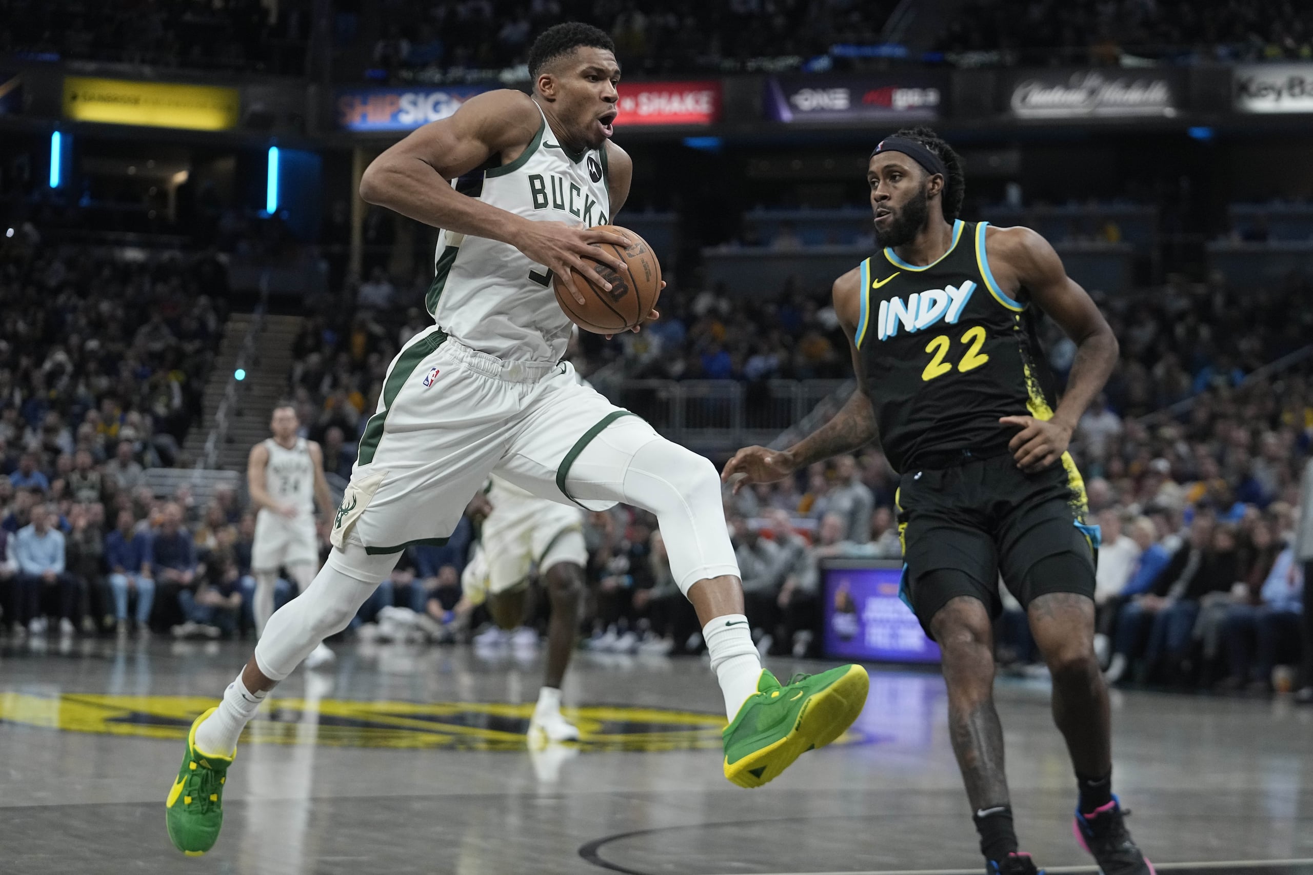 Giannis Antetokounmpo y sus Bucks son uno de los equipos aun activos en la carrera por la Copa de la NBA.