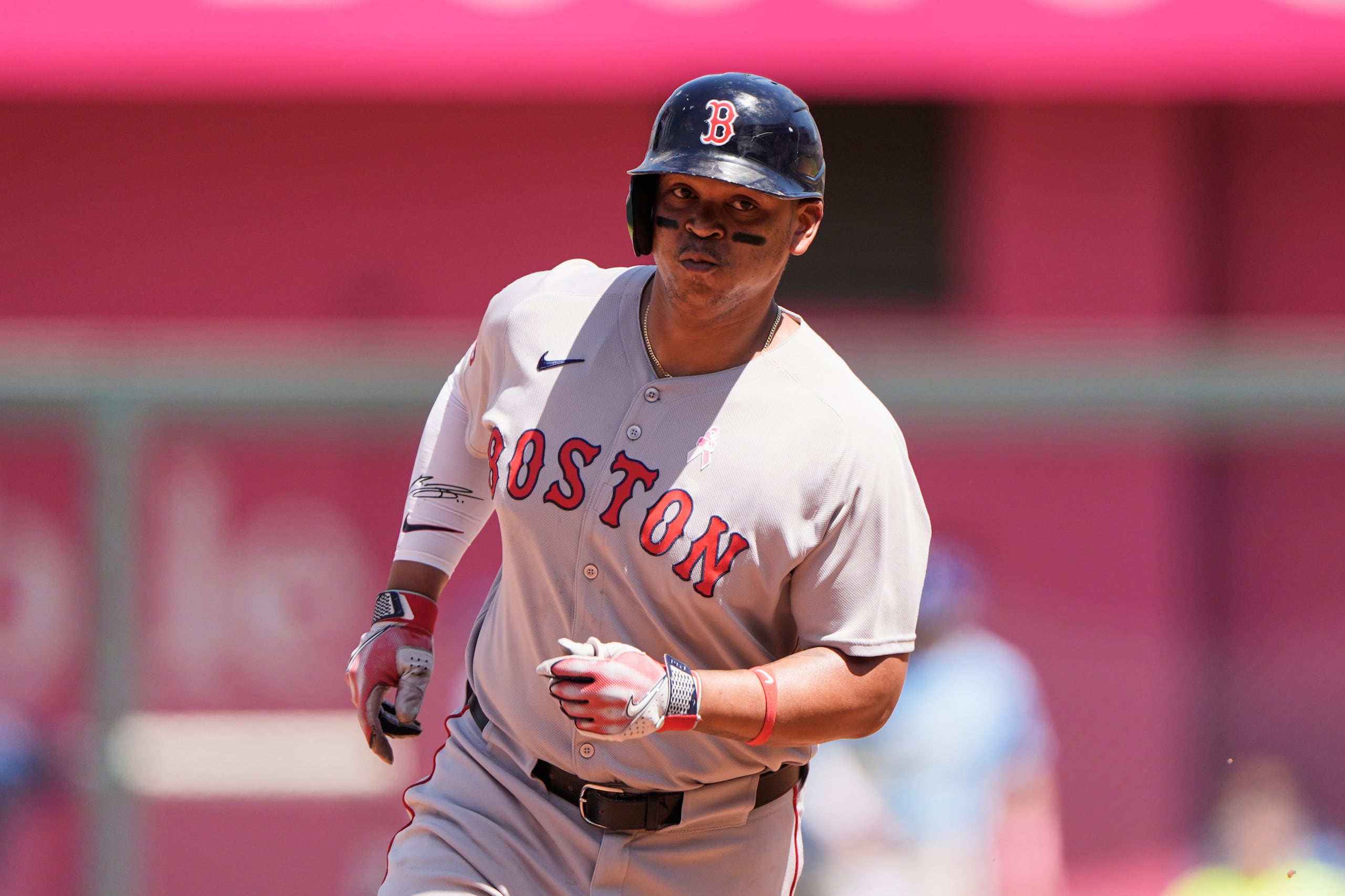 Rafael Devers de los Red Sox de Boston corre las bases tras su jonrón de dos carreras en la sexta entrada.