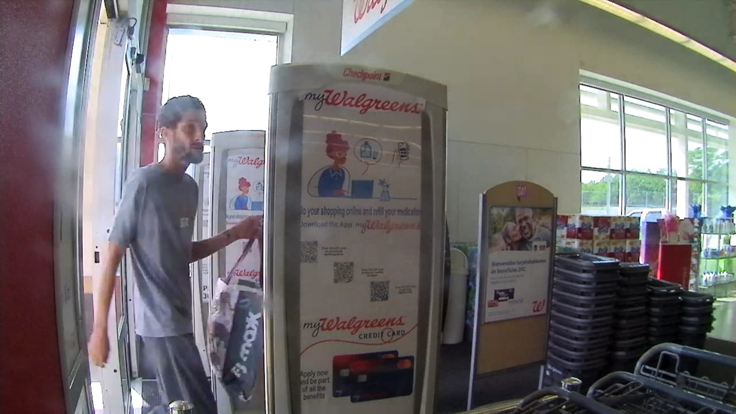 El CIC de Carolina busca a este individuo que es sospechoso de robar mercancía de la farmacia Walgreens de la avenida 65 de Infantería, el 22 de julio.