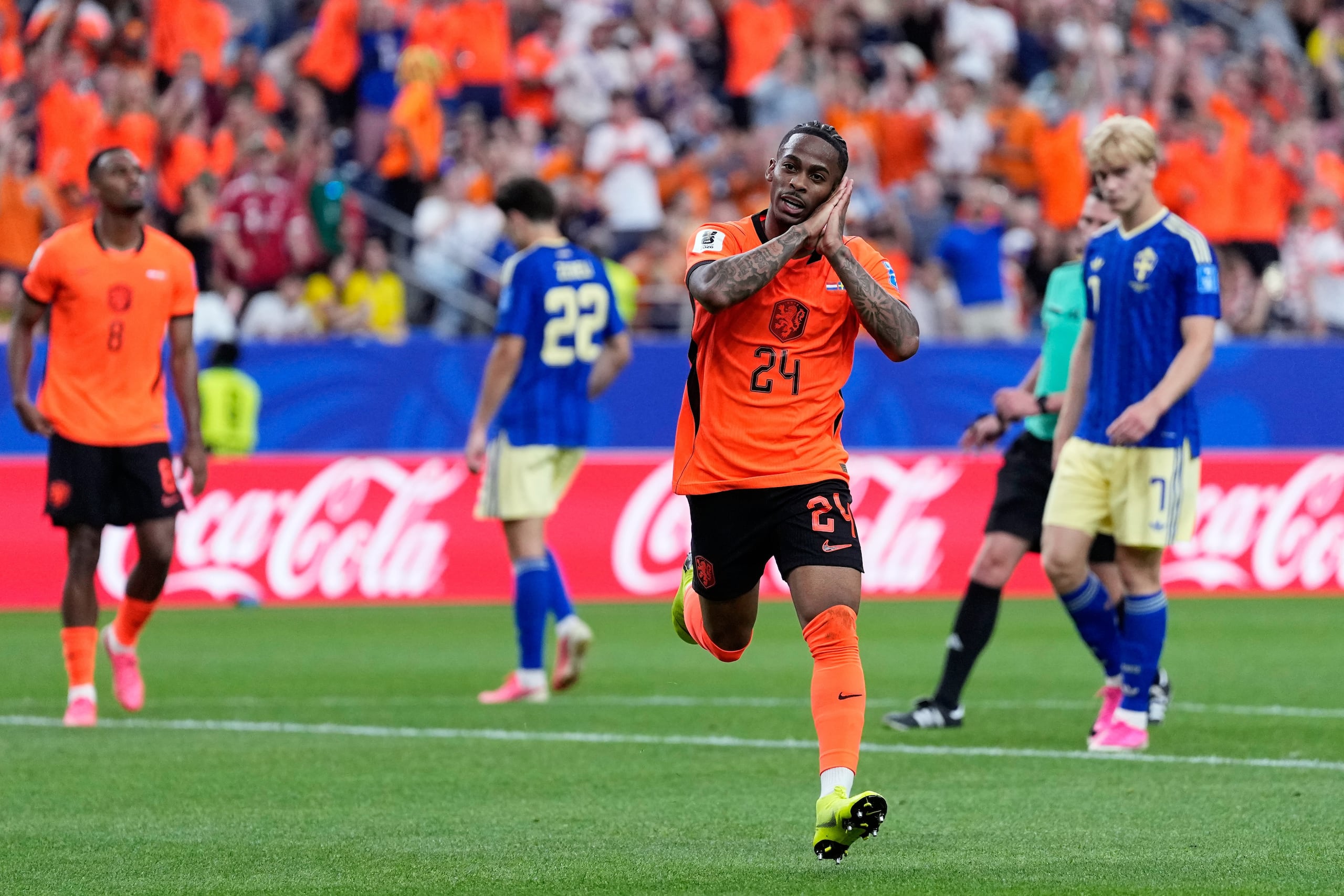 Crysencio Summerville celebra tras anotar el quinto gol de Holanda ante Suecia en el Mundial.