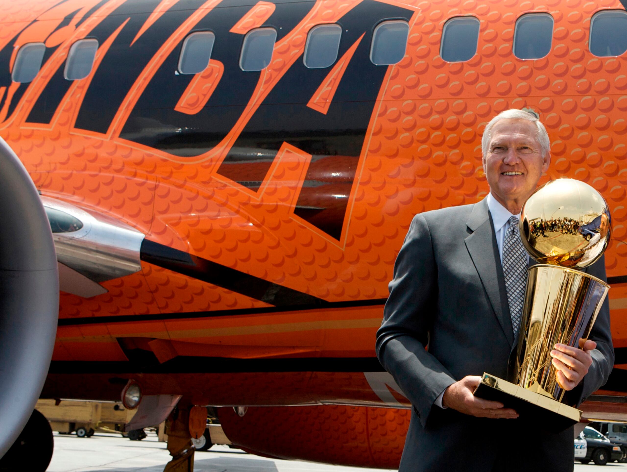 Jerry West fue gerente general de equipo en ocho campeonatos de la NBA. Además de ser seleccionado al Salón de la Fama como jugador, fue también exaltado por su pertenencia al equipo de Estados Unidos del 1960 y seleccionado también como ejecutivo.
