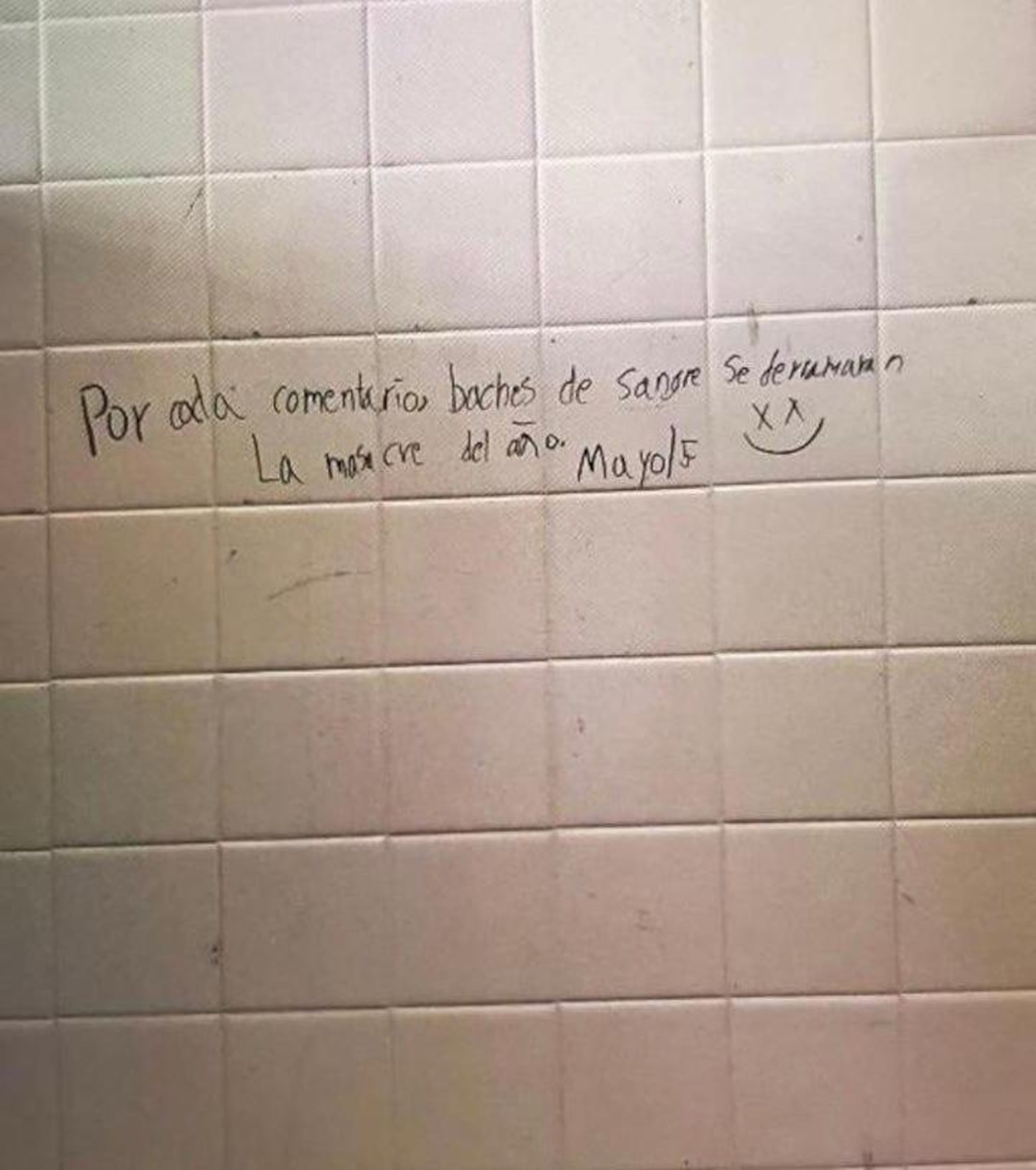 Imagen de un mensaje amenazante hallado en el baño de varones de la escuela Dr. Carlos González, en Aguada.
