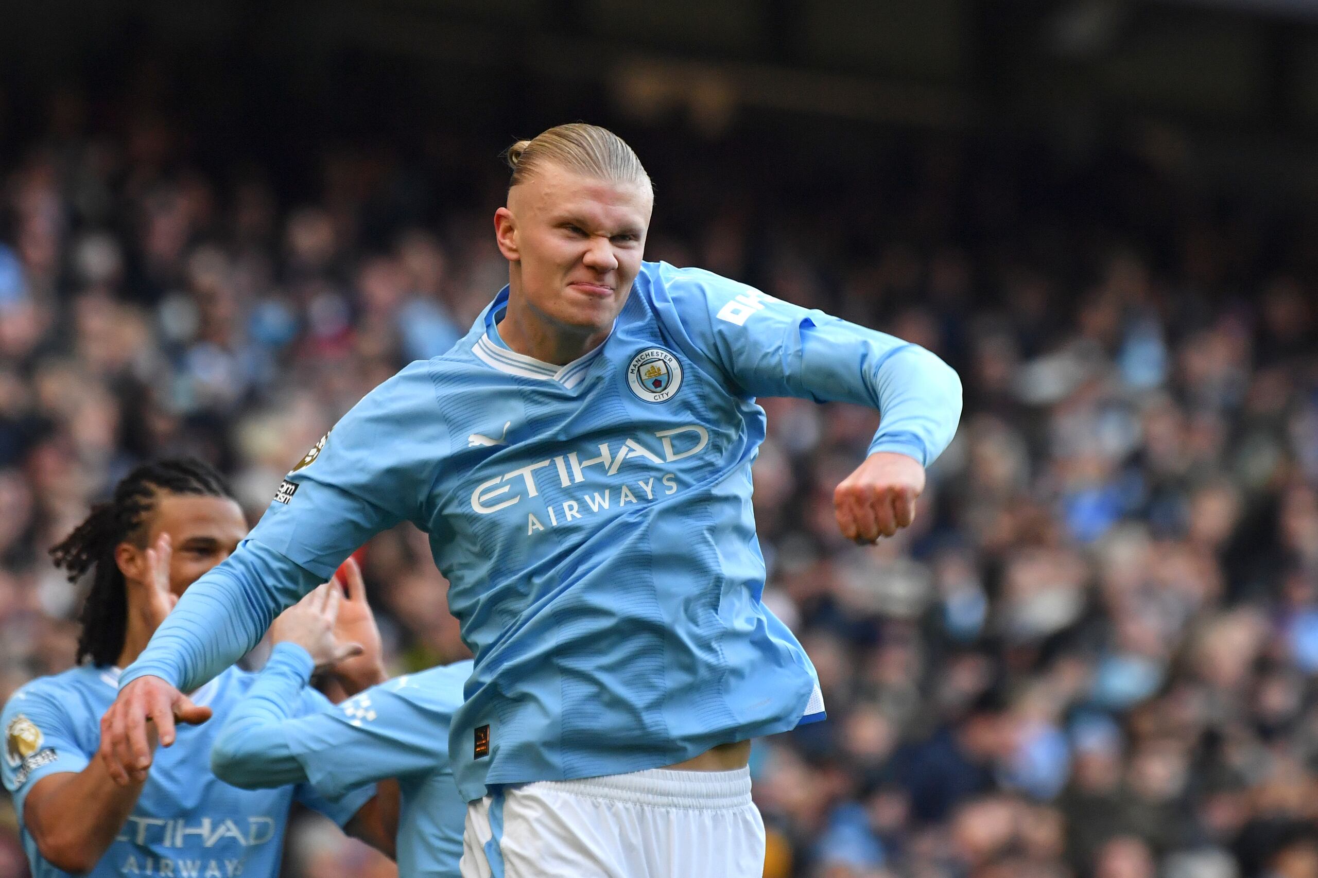 El noruego Erling Haaland, delantero del Manchester City, anotó 28 goles en los 33 partidos del club en el triplete de Liga Premier, Copa de Inglaterra y Champions League.