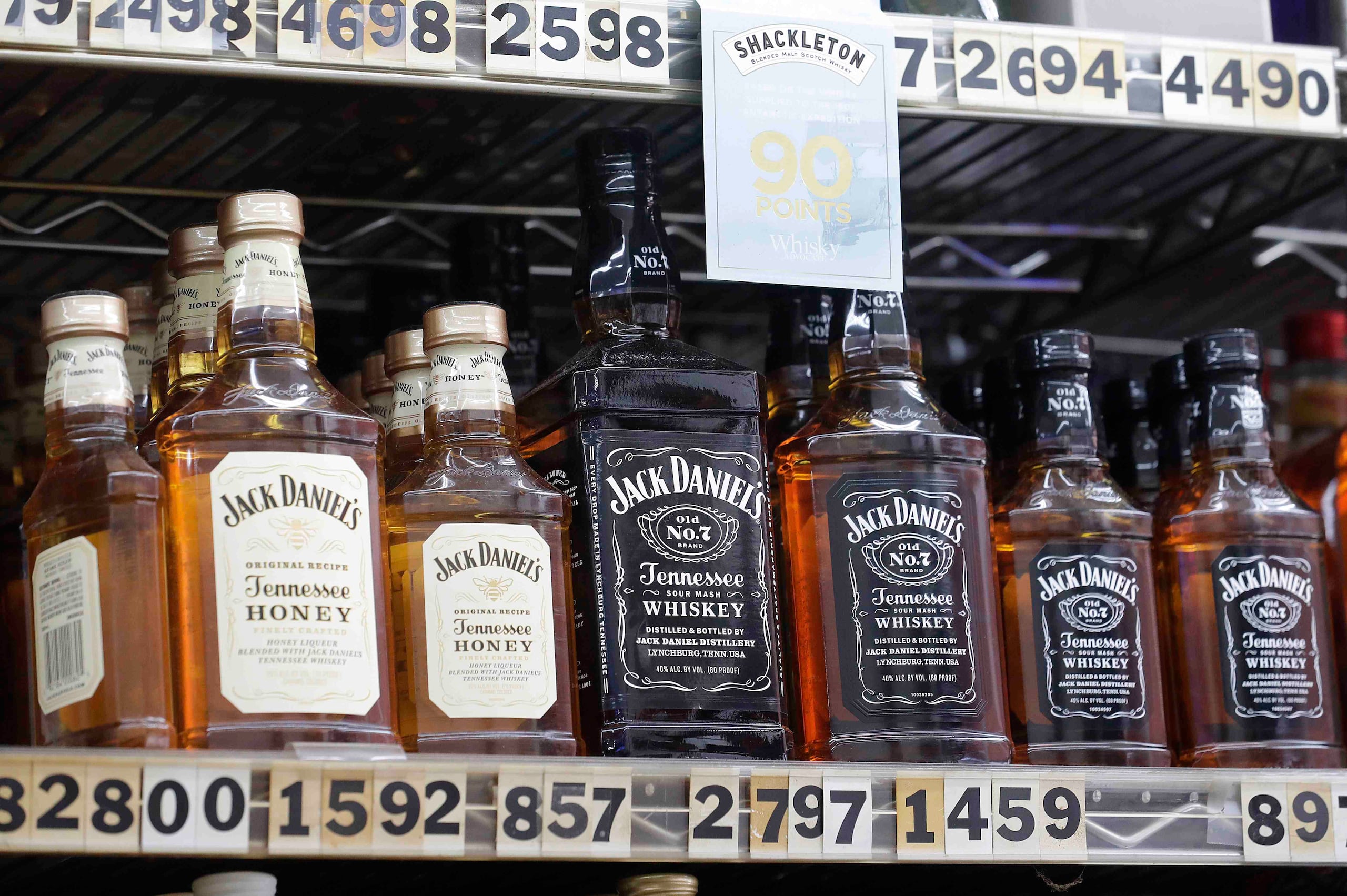 Botellas de licor y whiskey Jack Daniel's en exhibición en el Rossi's Deli en San Francisco. (AP)