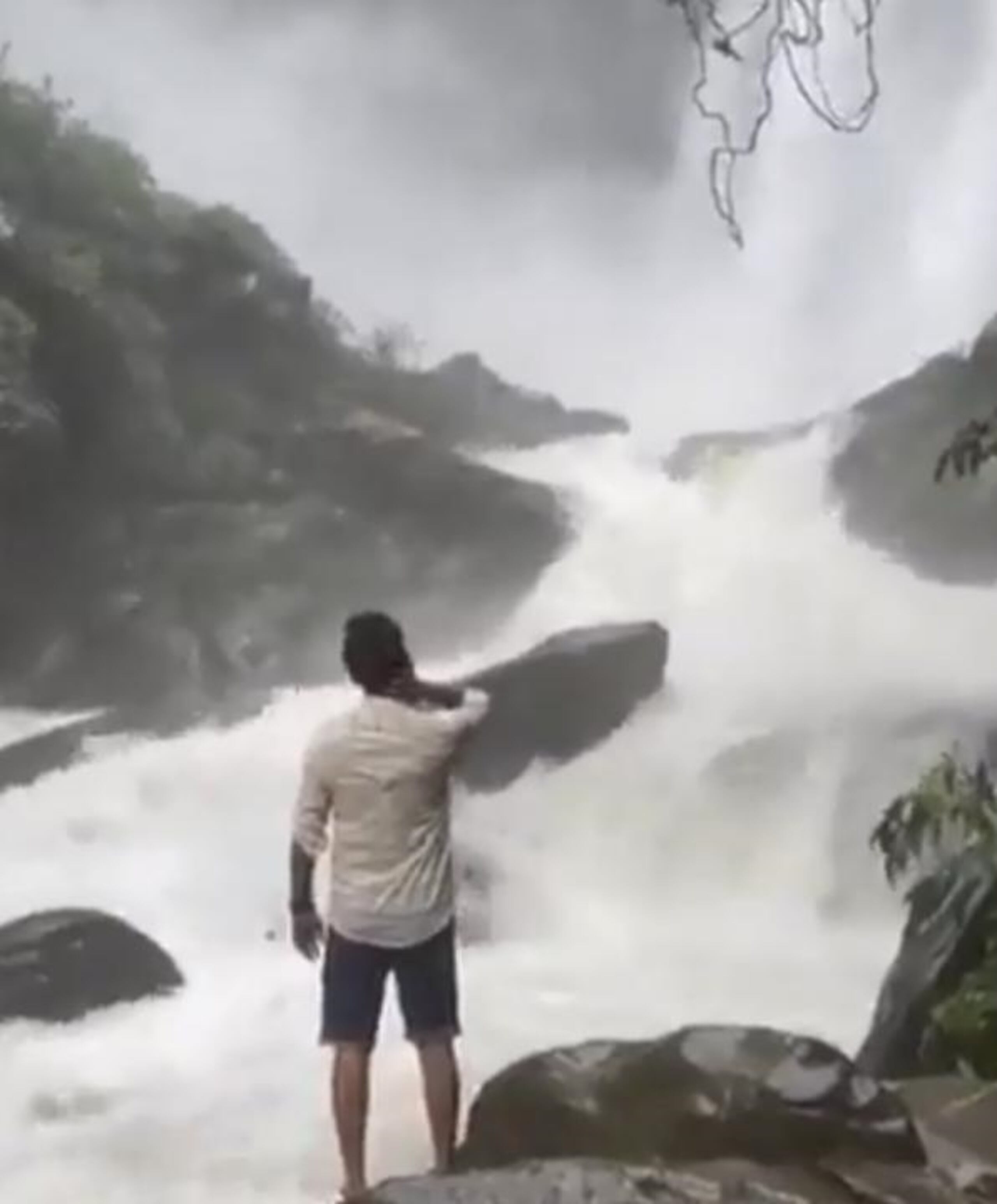 Su cuerpo fue hallado a unos 100 metros del lugar y las autoridades señalaron que la fuerza del agua lo arrastró y posteriormente lo hundió.