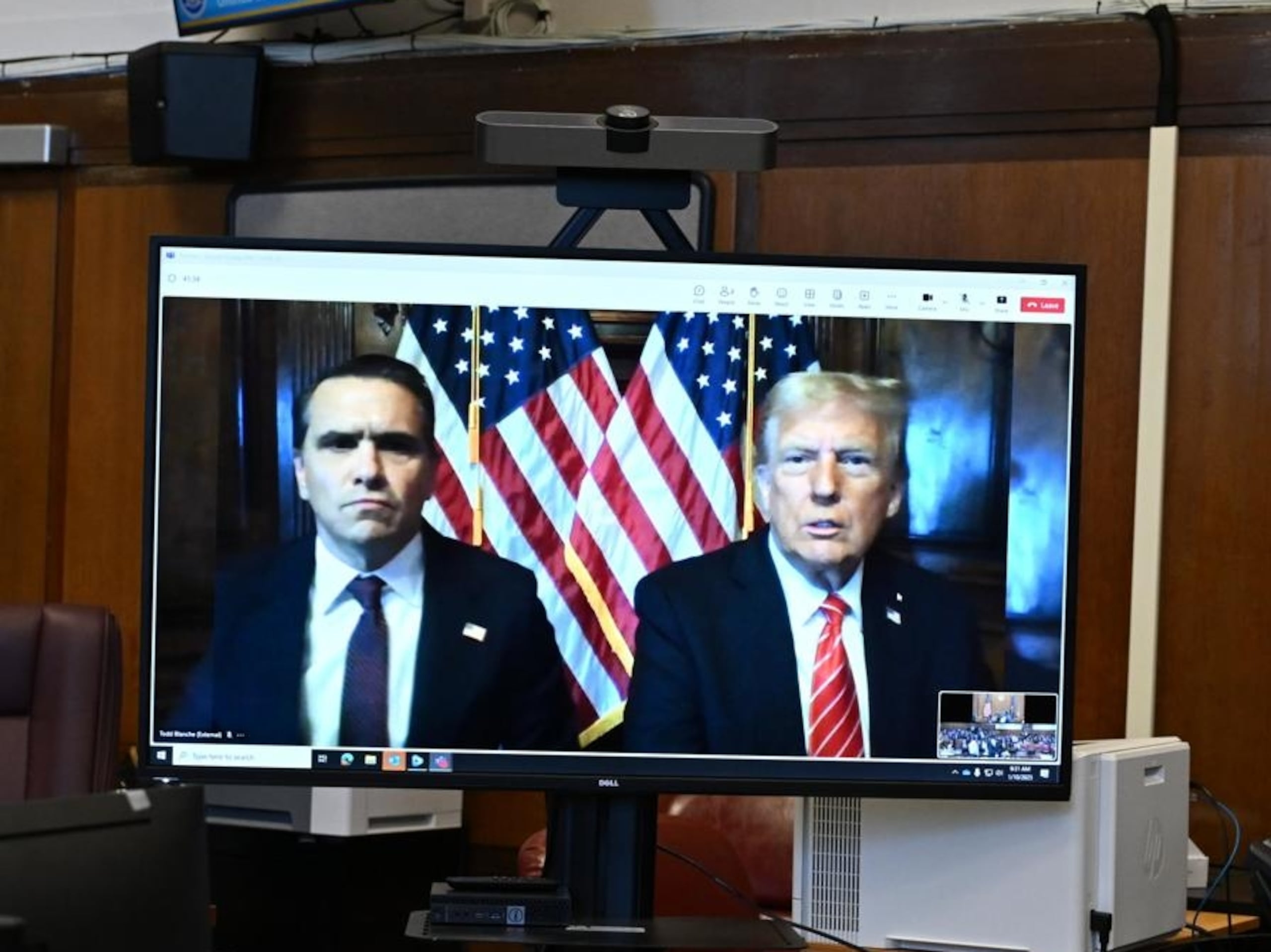 El expresidente estadounidense y presidente electo Donald Trump (derecha) y su abogado Todd Blanche aparecen en una pantalla de forma remota para la audiencia de sentencia frente al juez del estado de Nueva York Juan Merchan.
