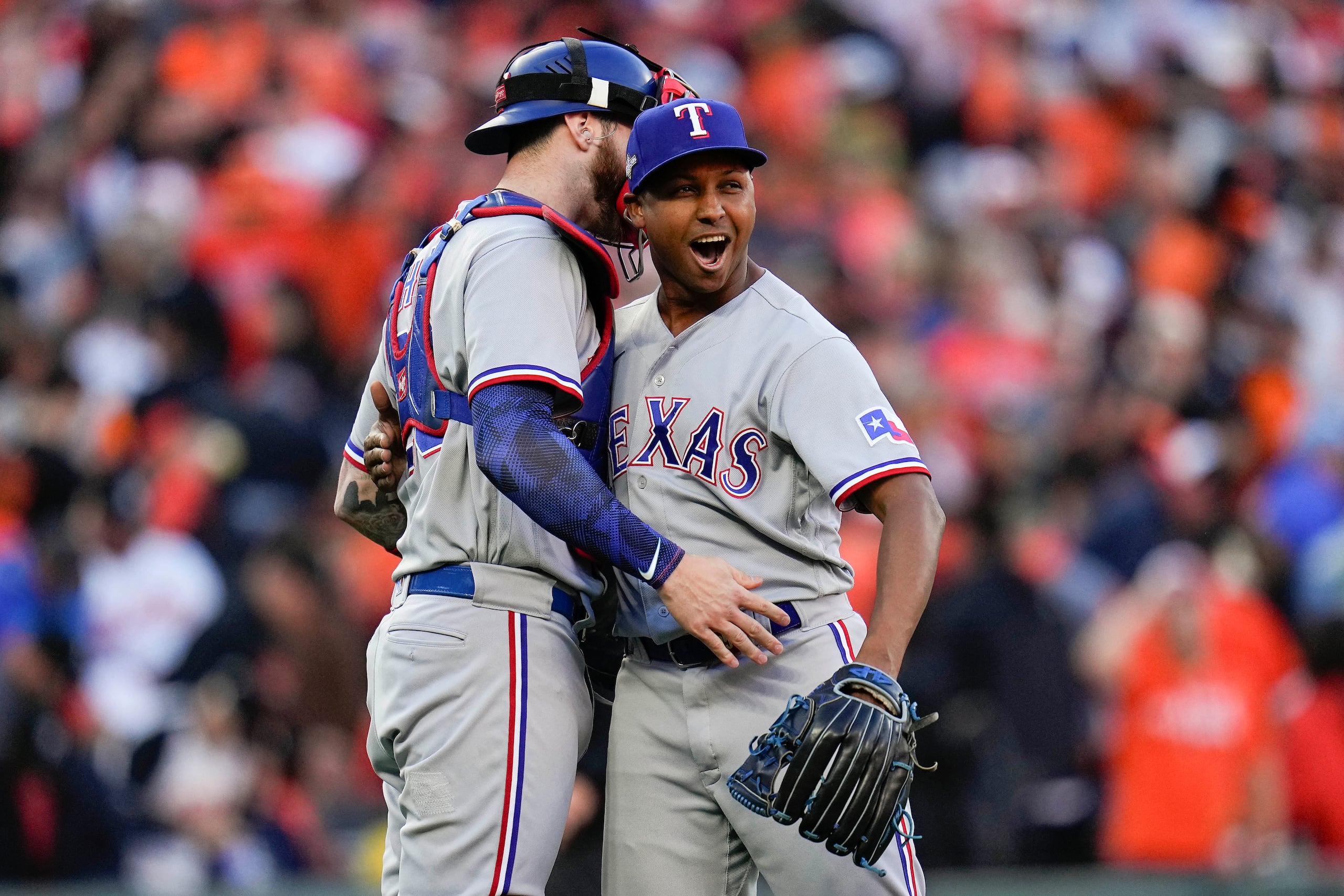El receptor Jonah Heim y el relevista José Leclerc reaccionan al triunfo de los Rangers sobre los Orioles en el primer juego de la serie divisional