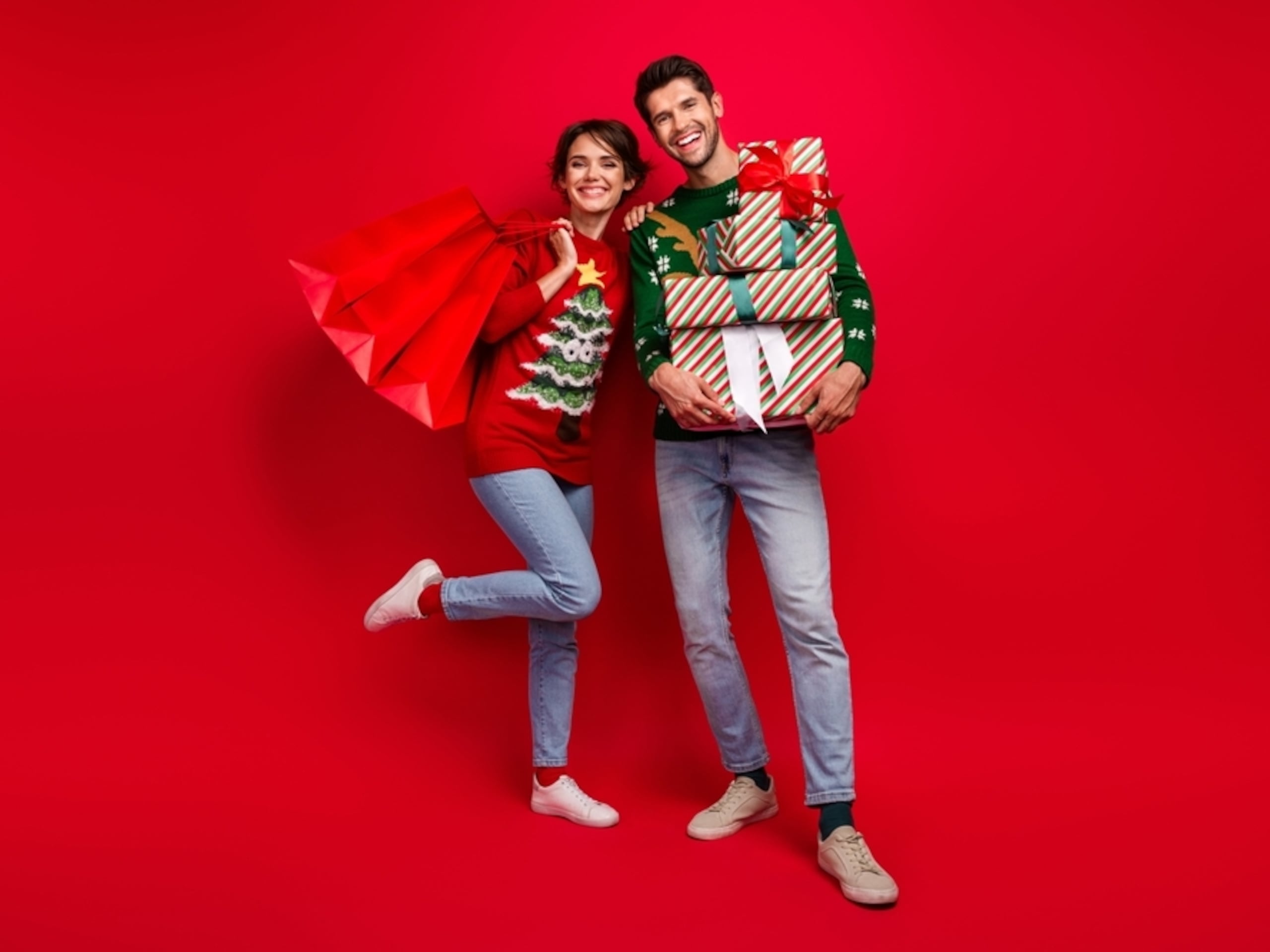 Las expertas en belleza Zenaida León, colaboradora del programa Día a Día, de Telemundo, y propietaria de Belle du Jour Salón; y Nylmarie Santiago, maquillista profesional y creadora de contenido (Get Ready with Nylma), ofrecen sus sugerencias para que le atines con ese regalo especial.