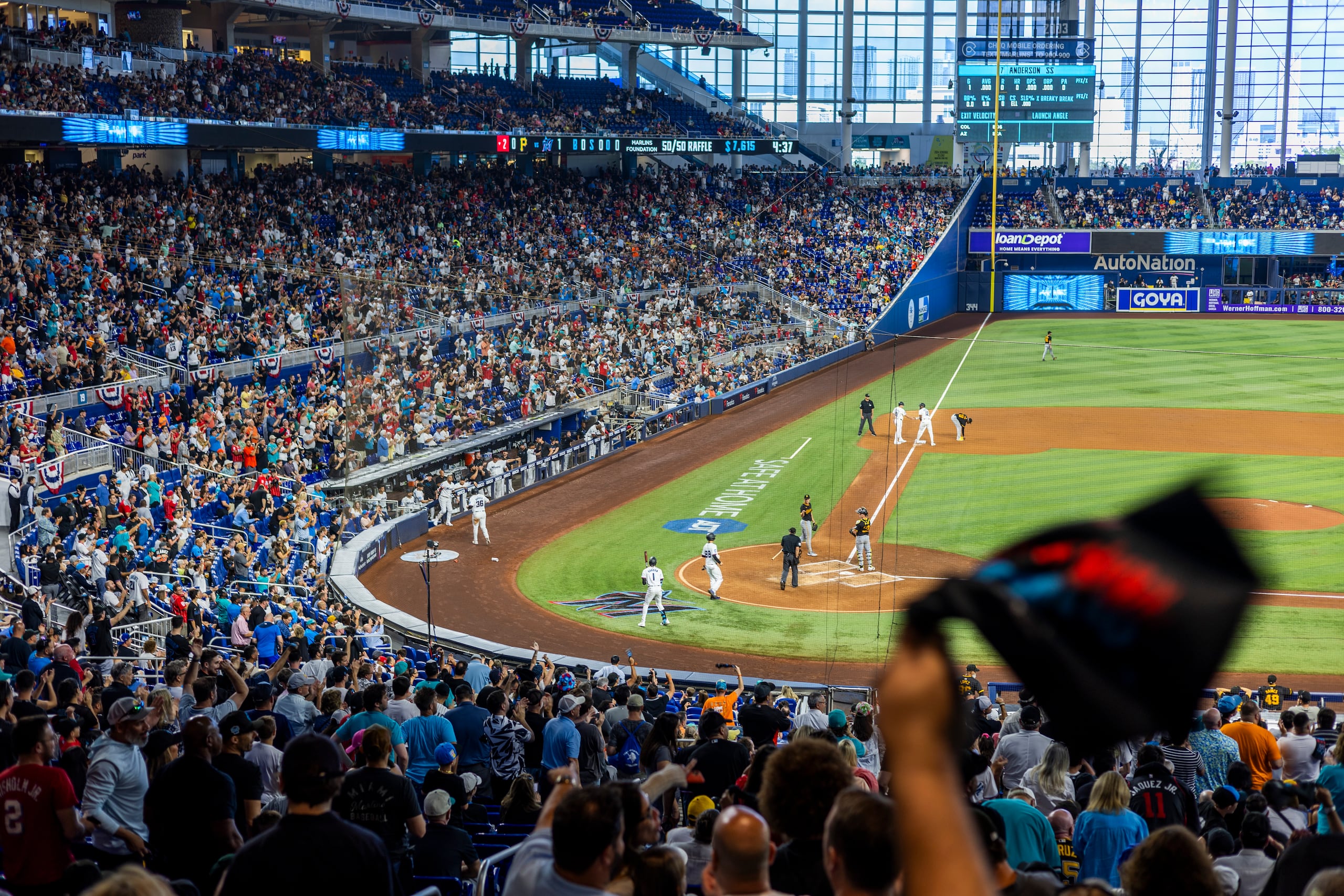 El loanDepot Park, de Miami, durante un juego de los Marlins de Miami en la temporada regular de las Grandes Ligas.