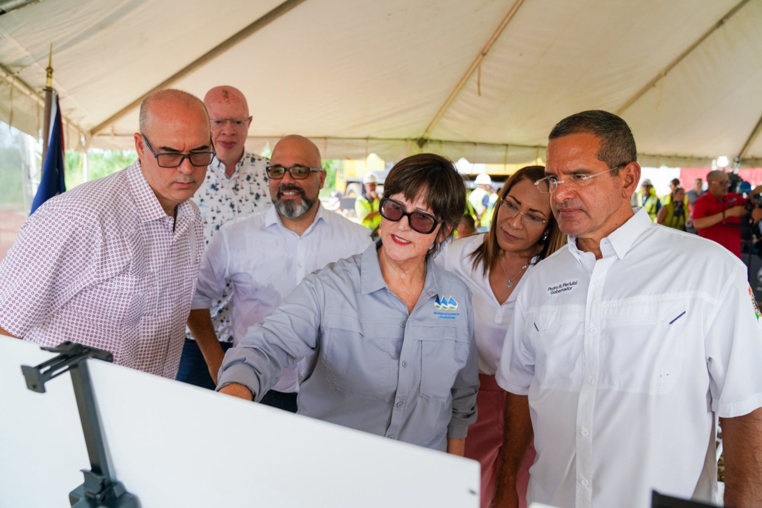 El gobernador Pedro Pierluisi, junto a la presidenta ejecutiva de la Autoridad de Acueductos y Alcantarillados (AAA), Doriel Pagán Crespo, anunció los trabajos de rehabilitación que se realizan en la troncal sanitaria que lleva aguas residuales hasta la planta de alcantarillado sanitario de Barceloneta.