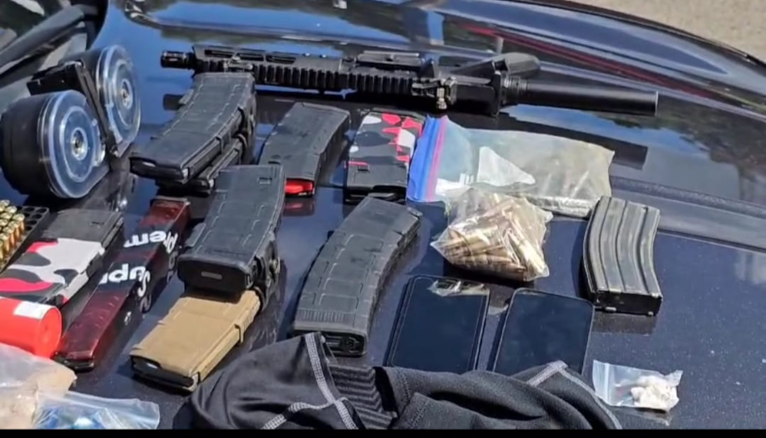 Agentes de la División de Inteligencia y Arrestos de Arecibo ocuparon gran cantidad de drogas y armas ilegales en dos allanamientos en Camuy.