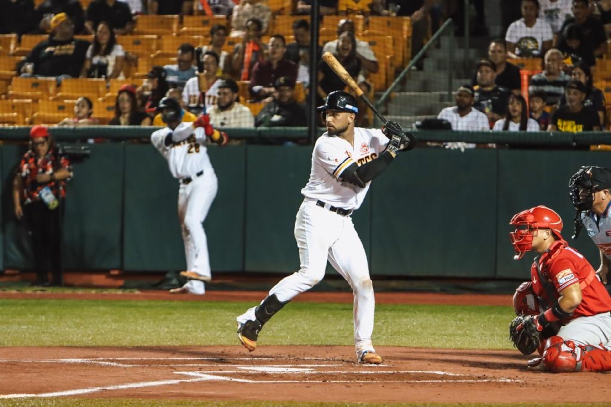 El receptor cubano J.C. Escarra en uniforme de los Gigantes de Carolina.