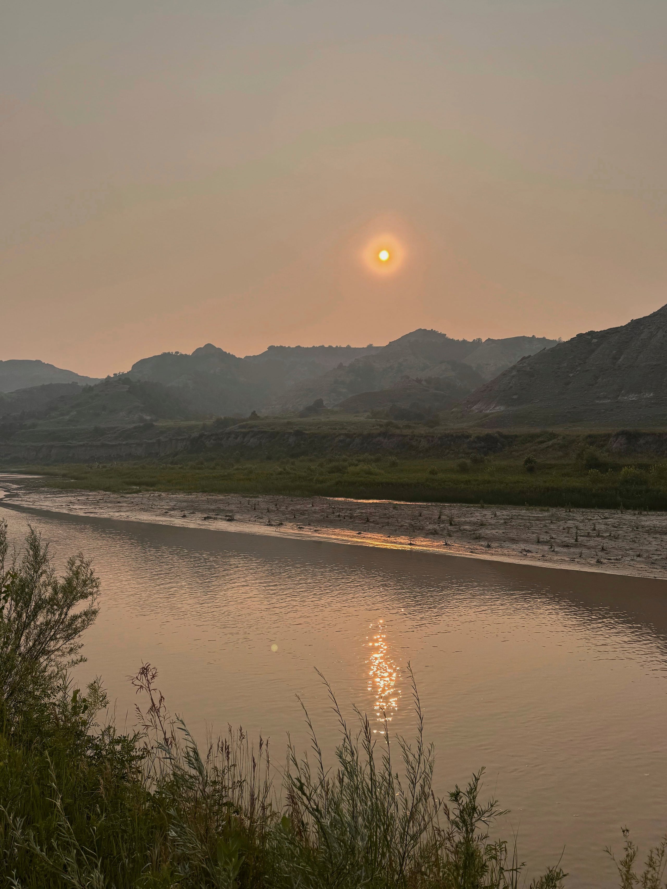 En la imagen, tomada por Joel Crane, se muestra el cielo lleno de humo cerca de Medora, Dakota del Norte, el viernes 11 de julio de 2025. (Joel Crane vía AP)