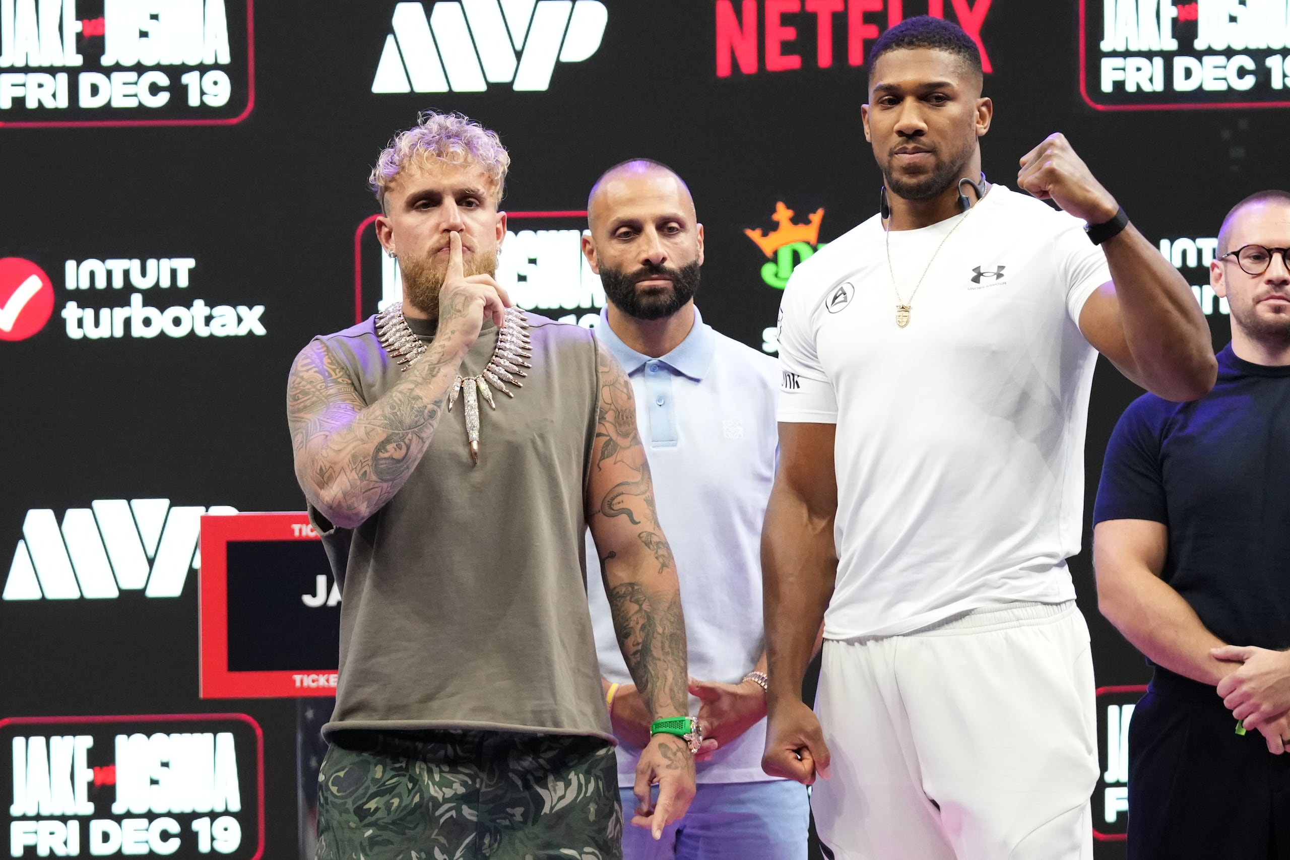 Jake Paul, izquierda, y Anthony Joshua participaron el viernes en una conferencia de prensa.