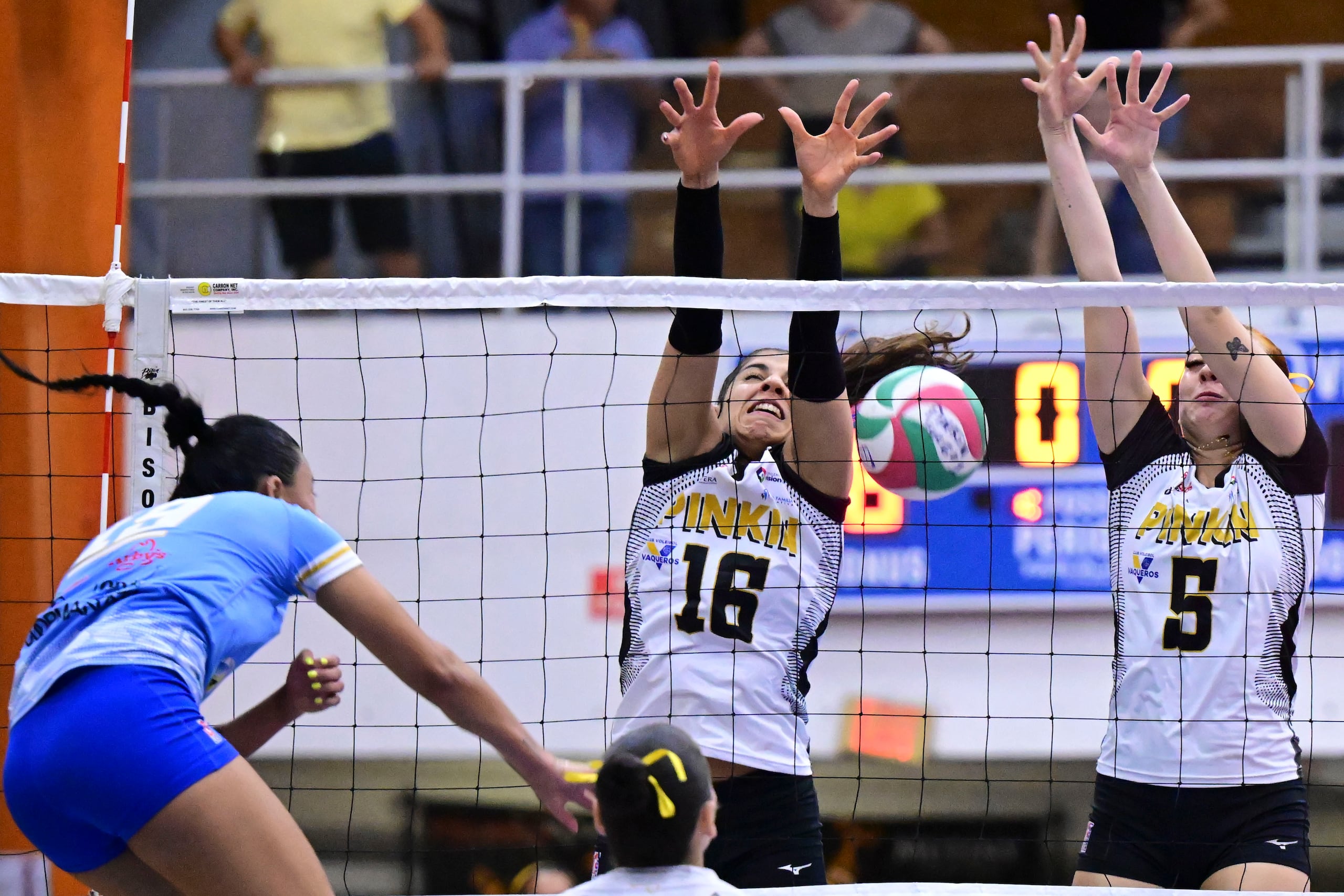 La esquina de las Atenienses, Karla Santos, aquí colando este balón ante las Pinkin, describió la serie final ante Santurce como una "sabrosa" porque son tan capaces de ganar como las favorecidas.