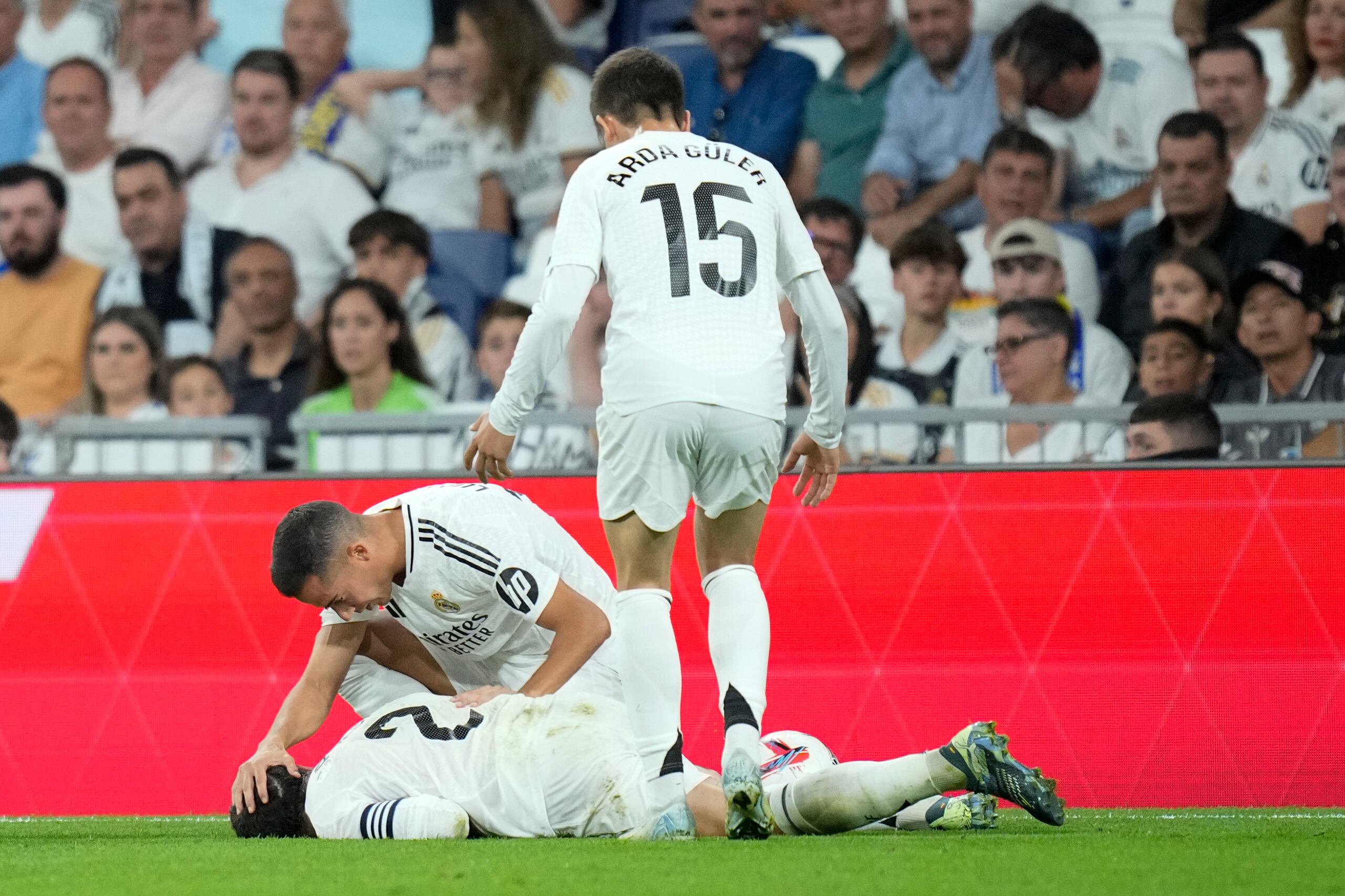 Lucas Vazquez verificando el estado de Dani Carvajal, quien está tendido en el campo.