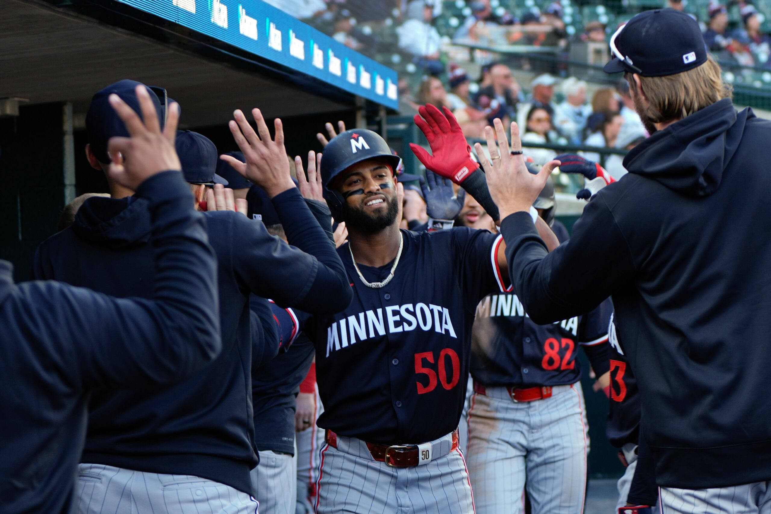 Willi Castro, antesalista boricua de los Mellizos de Minnesota, festeja en la cueva luego de conectar un jonrón de dos carreras ante los Tigres de Detroit, en el segundo juego de una doble tanda disputada el sábado 13 de abril de 2024 (AP Foto/Paul Sancya)