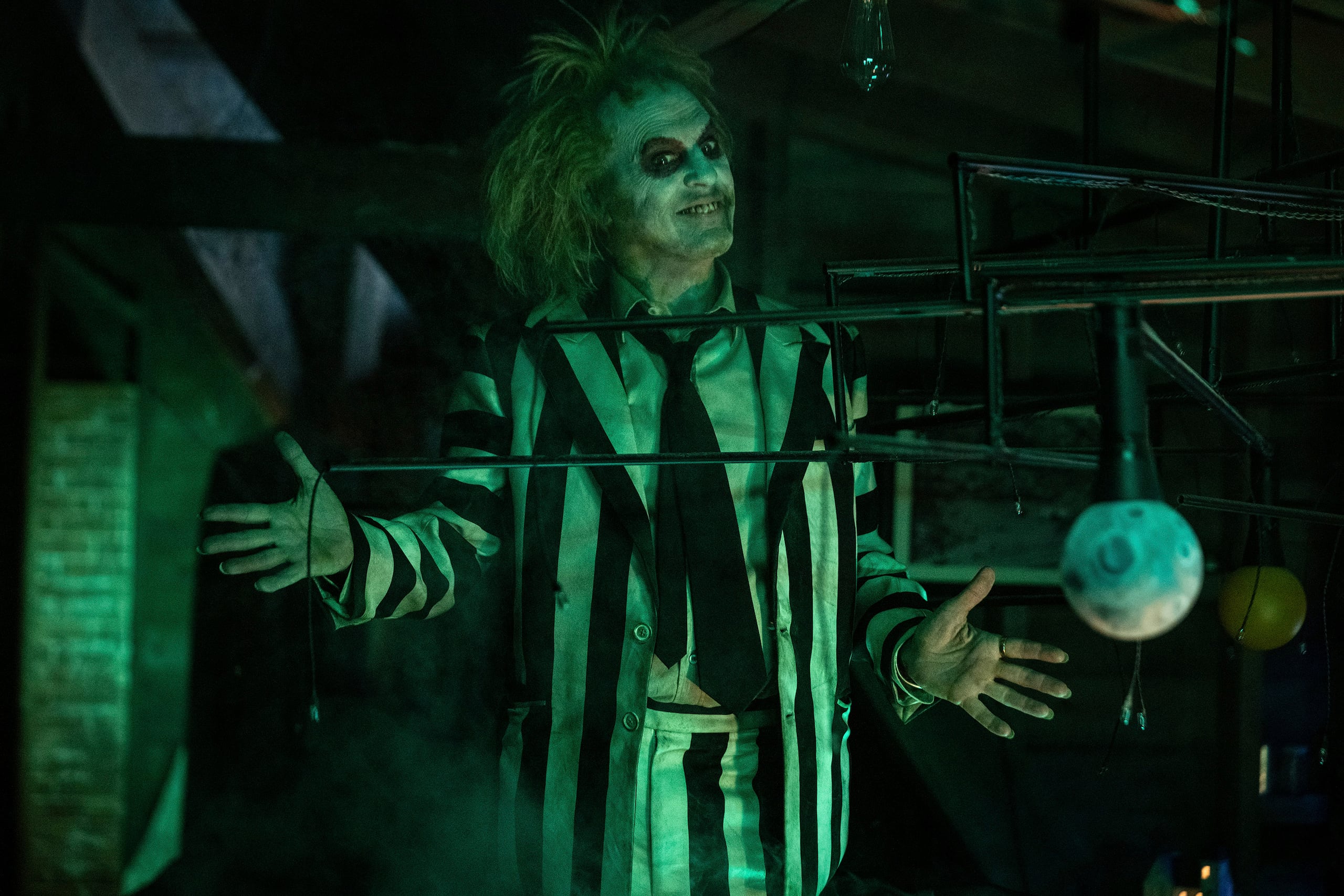 Michael Keaton protagoniza la película "Beetlejuice Beetlejuice", disponible ya en los cines. (Parisa Taghizadeh/Warner Bros. Pictures via AP)