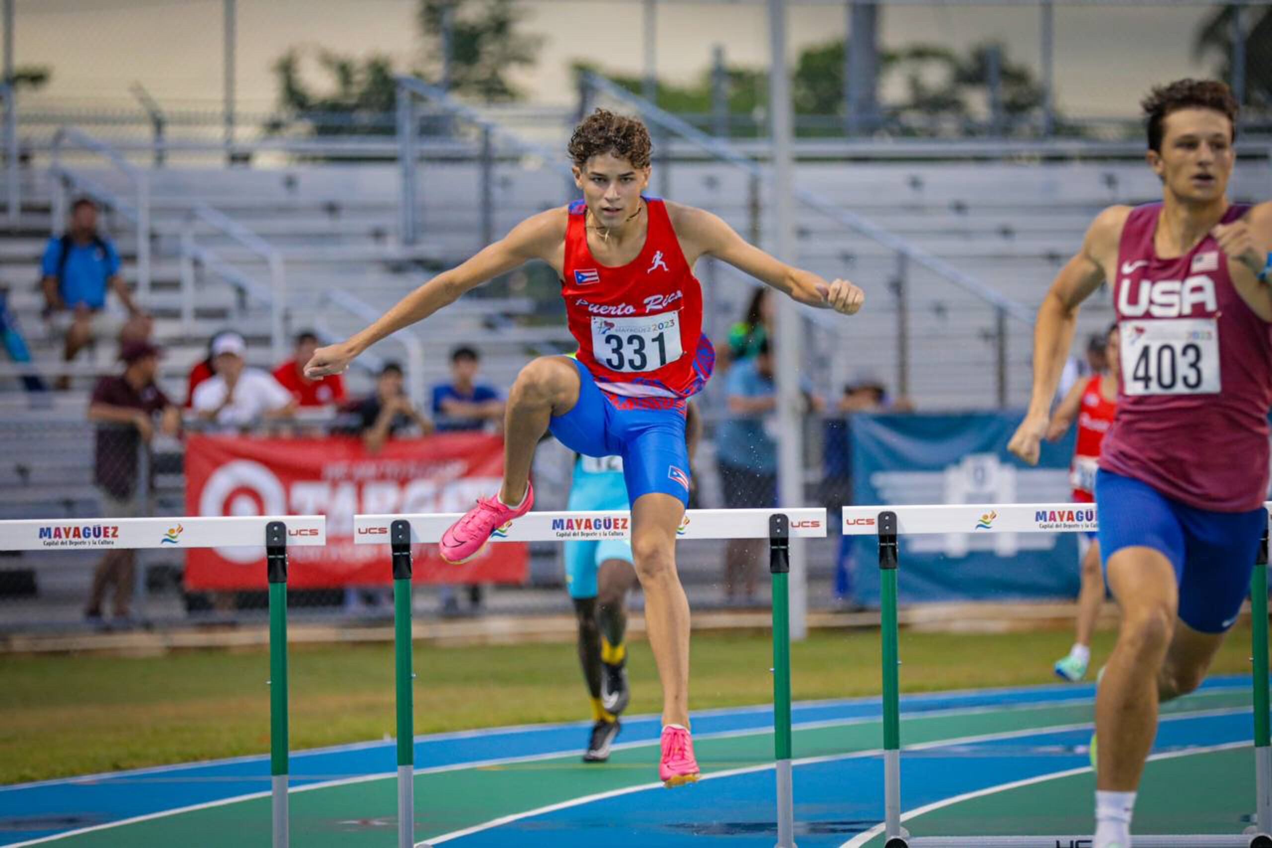Yan M. Vázquez subió el podio en los 400 metros con vallas.