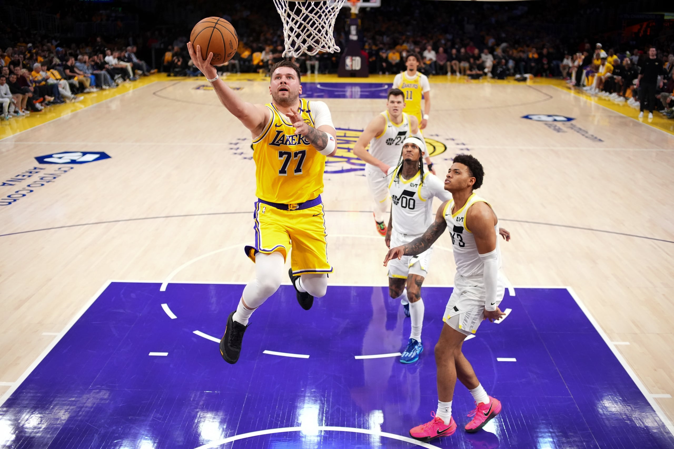 Luka Doncic ataca el canasto frente al Jazz de Utah en su debut con los Lakers de Los Ángeles, el 10 de febrero de 2025.