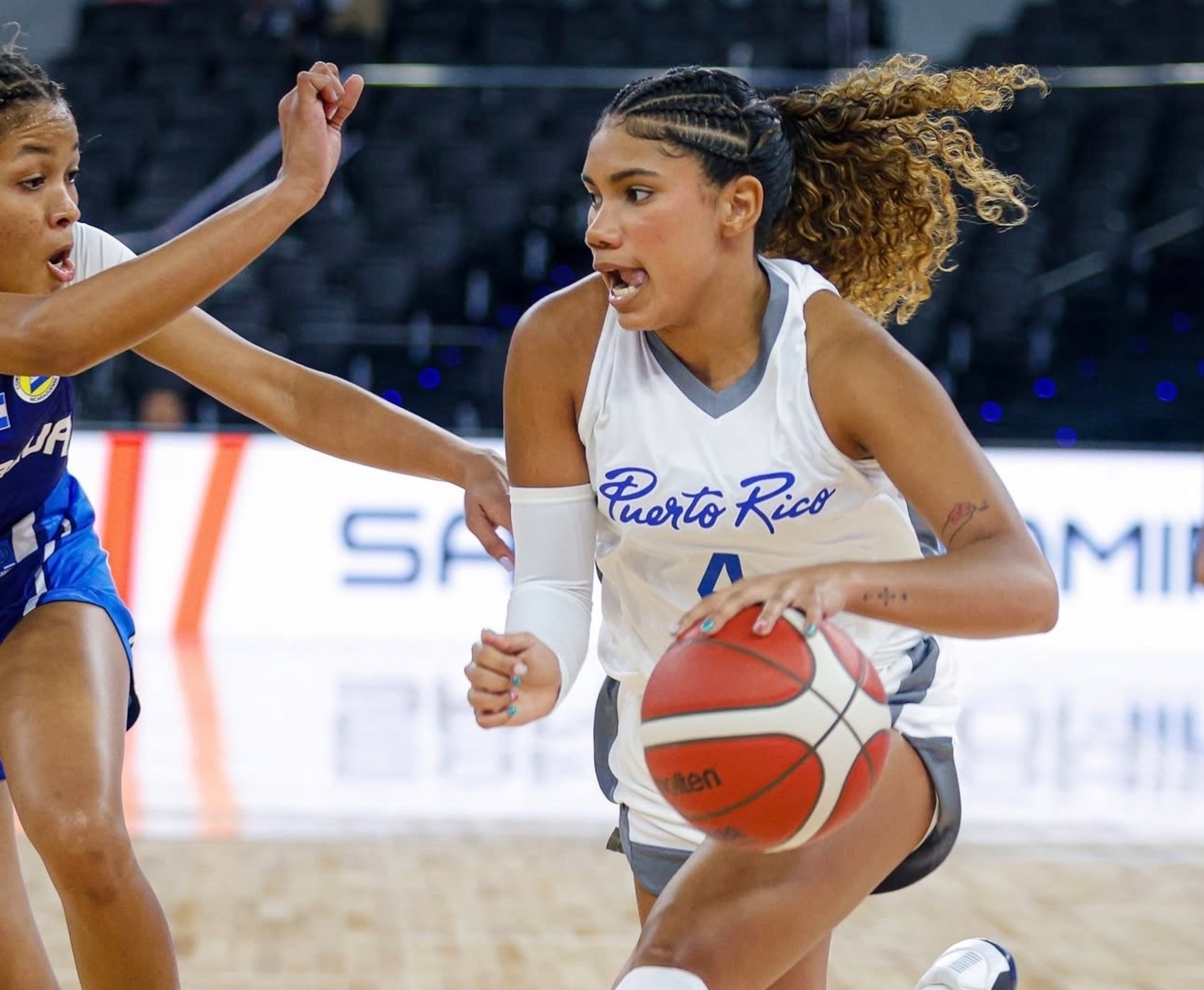 Dianne Crespo maneja el balón en el primer juego de la Selección Nacional Sub-20 en los Juegos Centroamericanos y del Caribe 2026.