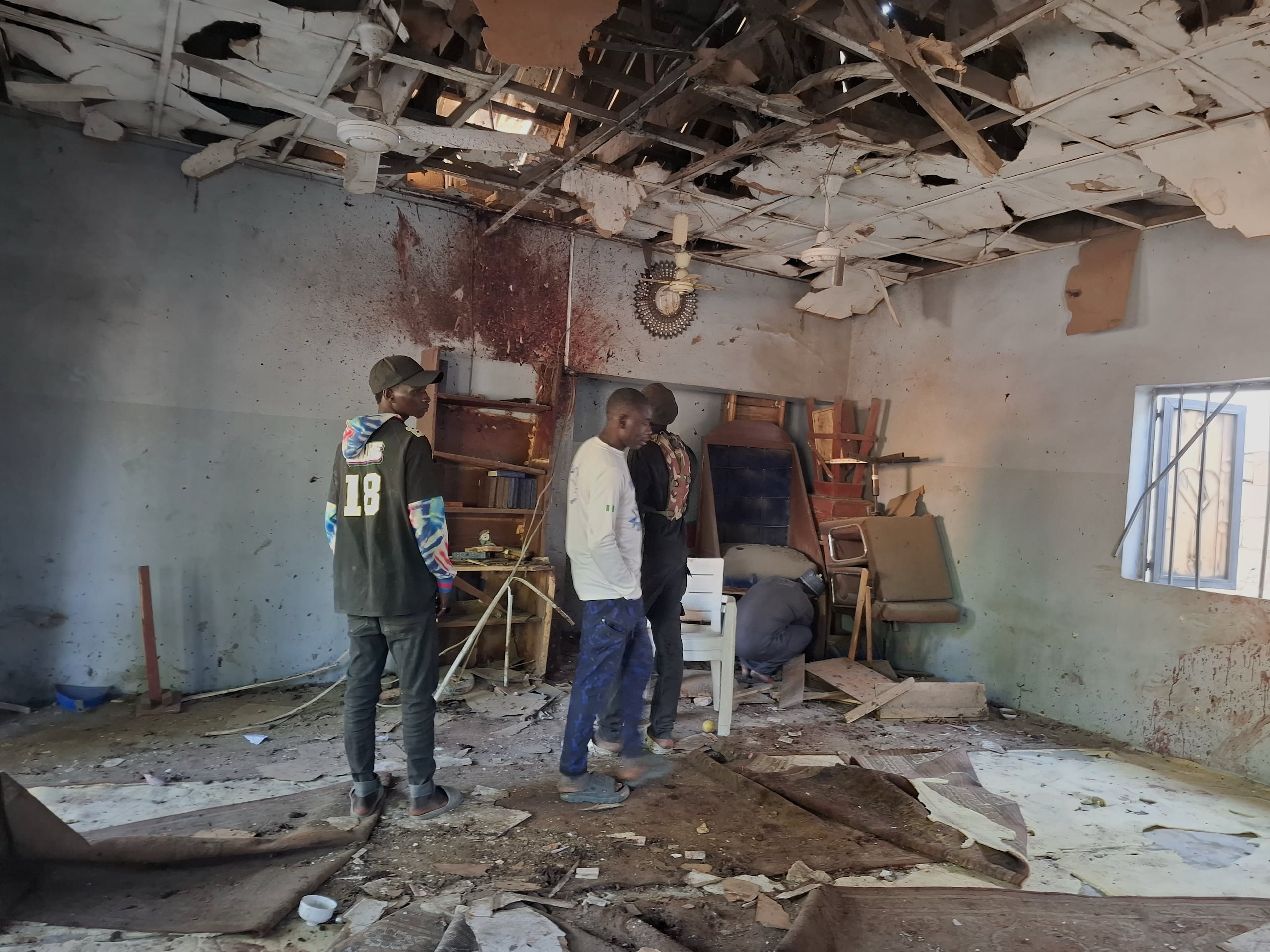 Gente inspecciona el lugar donde estalló una bomba dentro de una mezquita en Maiduguri, Nigeria, el jueves 25 de diciembre de 2025. (AP Foto/Jossy Ola )