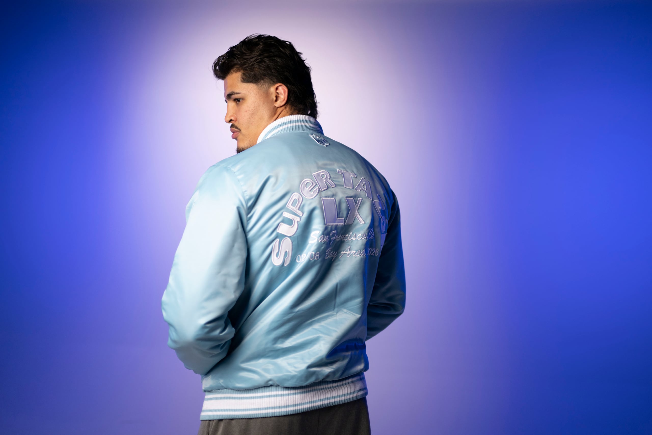Zayas con su abrigo del Super Bowl 60.