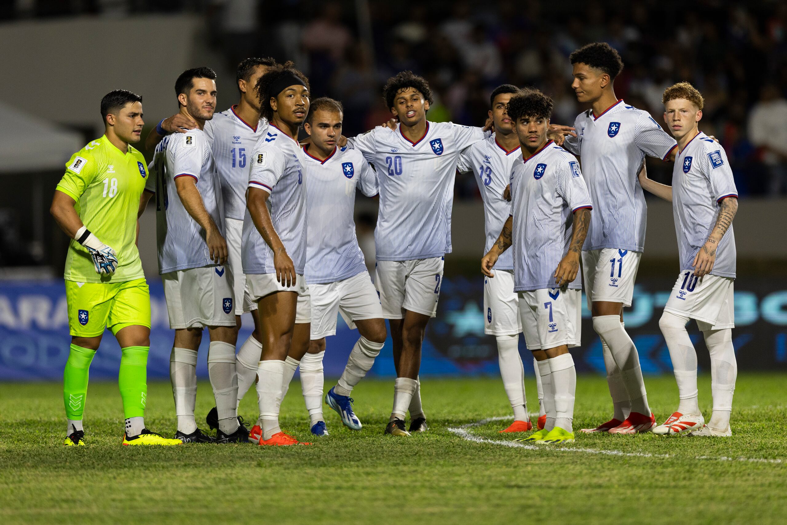 La Selección Nacional de Fútbol Masculino, aquí durante su juego ante Anguila el pasado junio, acude al nuevo partido sin Jeremy de León, a la derecha, debido a que está fuera por lesión.