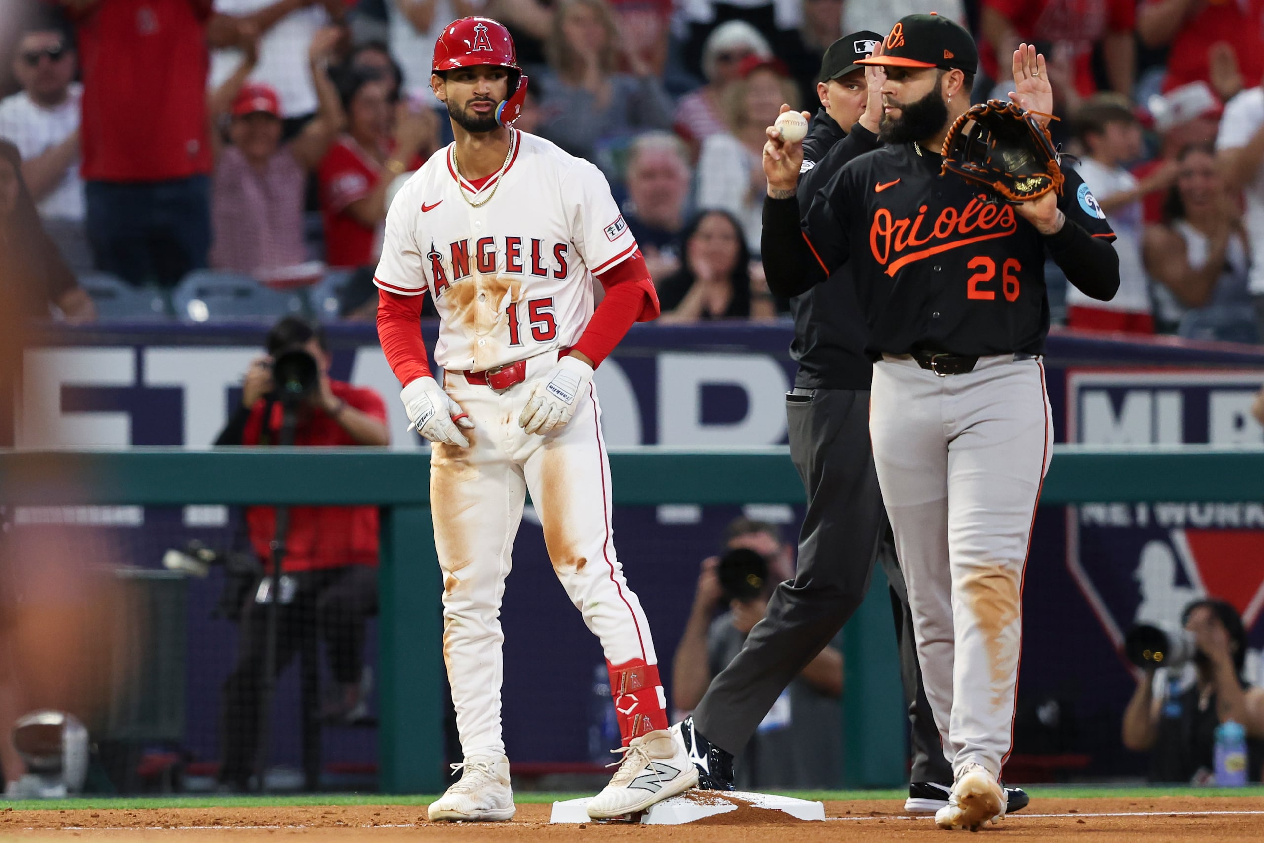Matthew Lugo luego de pegar el triple. A su lado, el boricua de los Orioles, Emmanuel "Pulpo" Rivera.