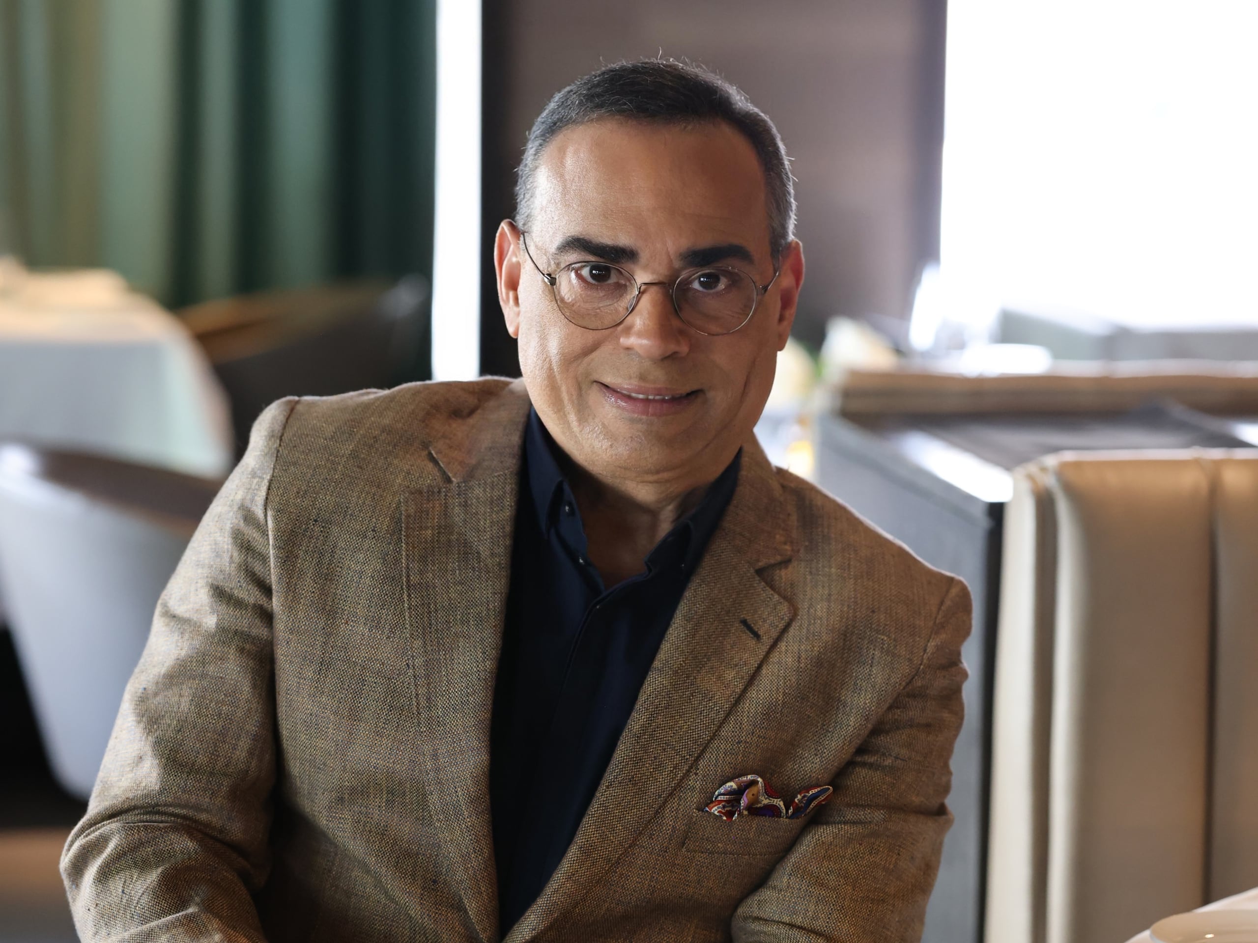 El salsero Gilberto Santa Rosa.lanzó la primera versión del álbum en 2022.