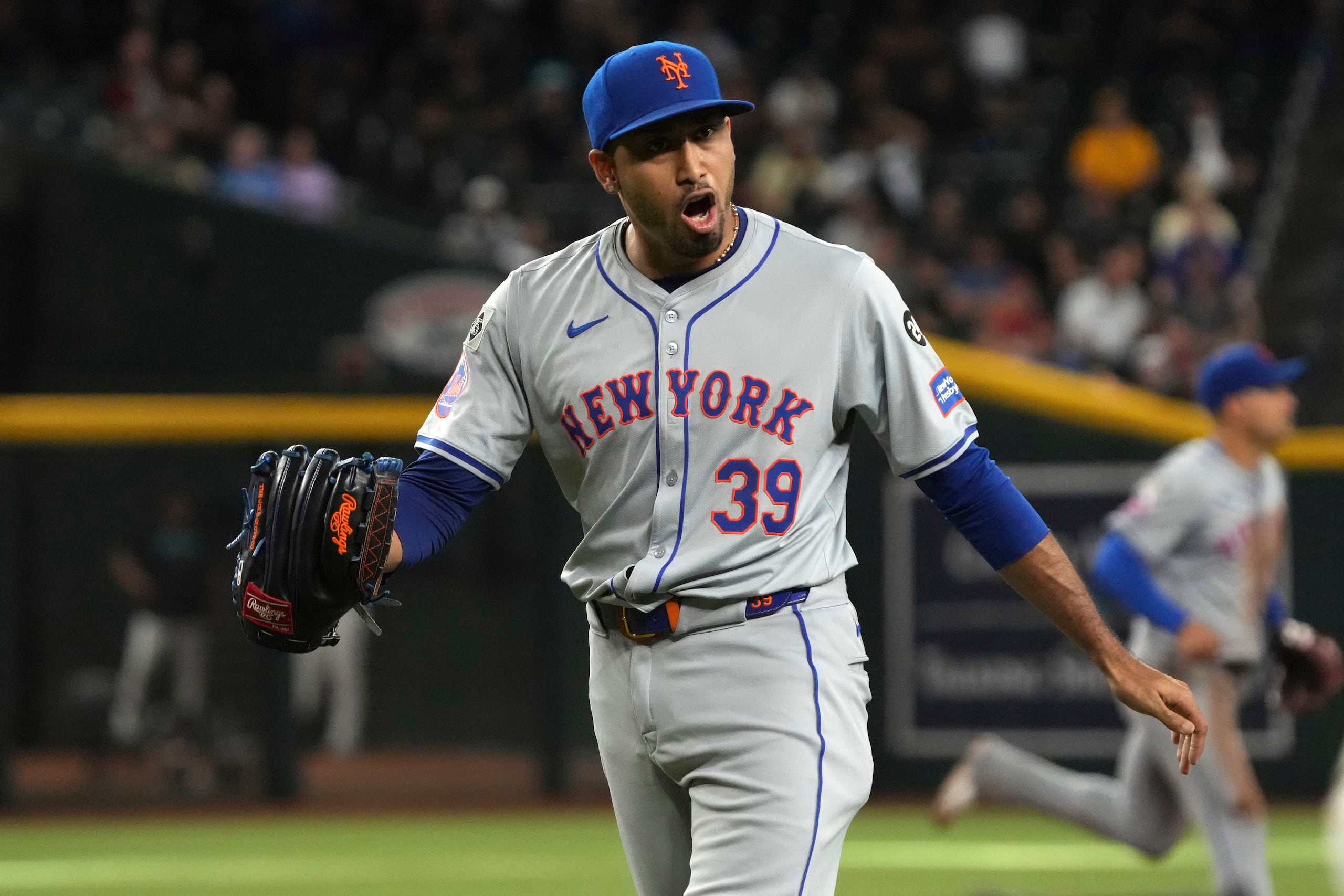 Edwin Díaz reacciona tras la victoria de los Mets de Nueva York sobre los Diamondbacks de Arizona.