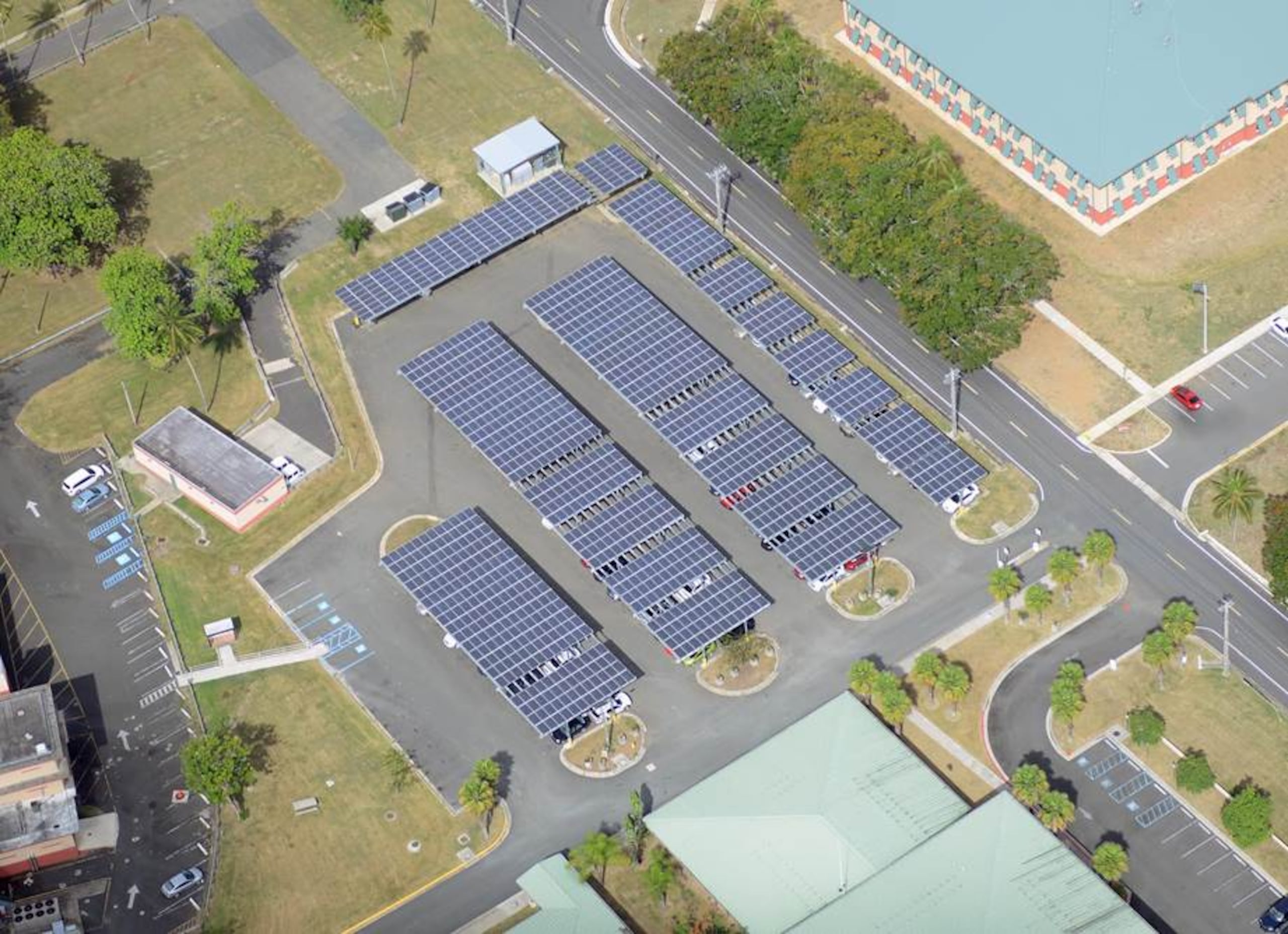 Un estacionamiento del Fuerte Buchanan está cubierto por paneles solares. Se espera en un futuro añadir de estos "techos" a las zonas de estacionamiento para generar mayor energía.