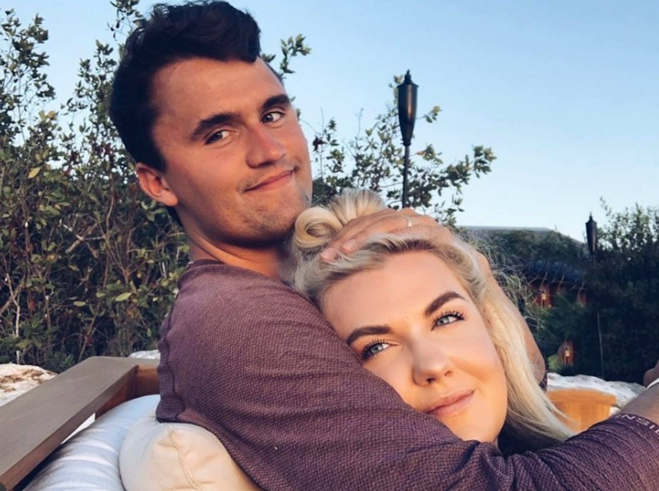 Charlie Kirk junto a su esposa Erika en una foto compartida en redes sociales.