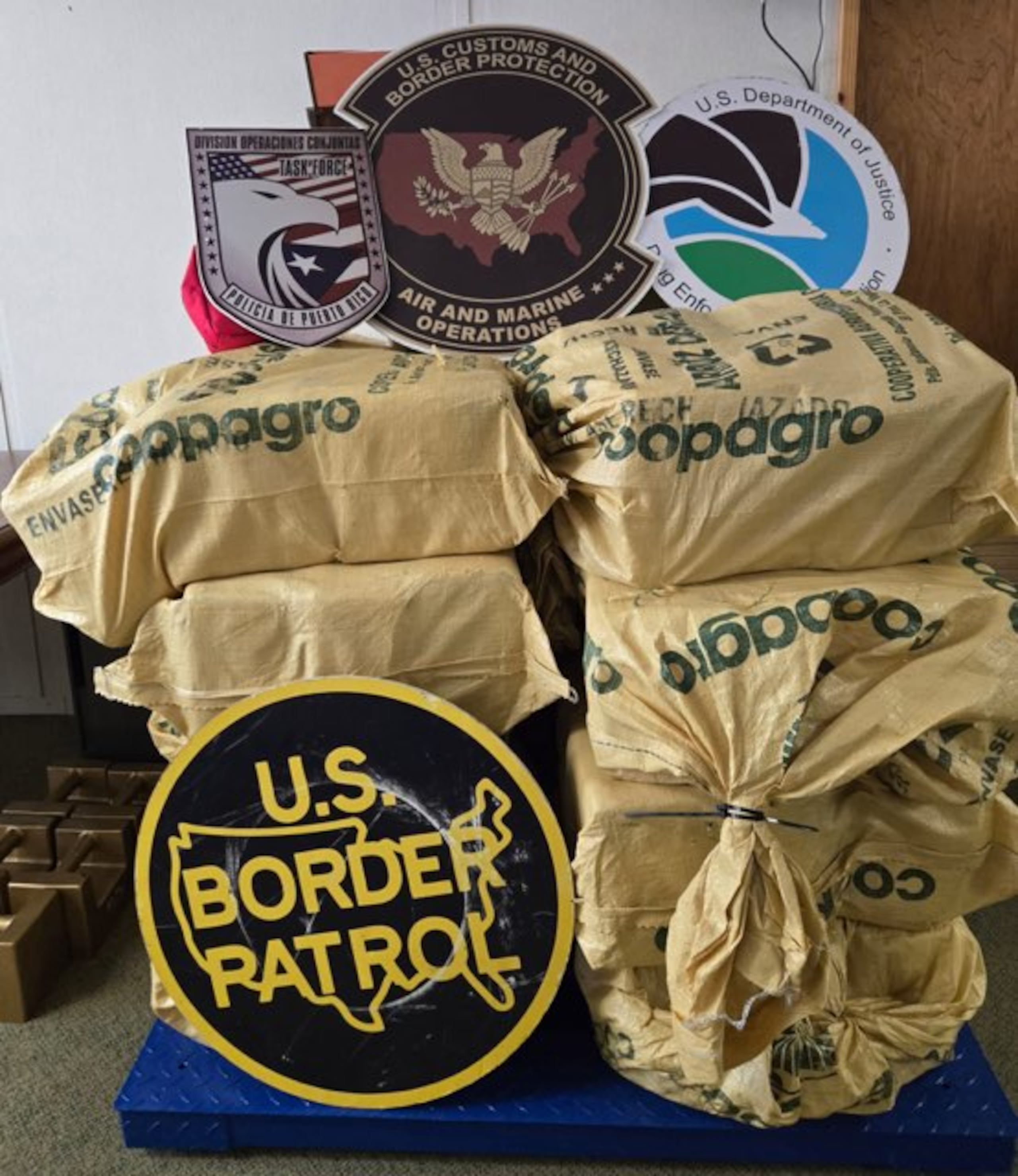 Tres personas que afirmaron  ser naturales de la República Dominicana, fueron arrestados a bordo de la embarcación que transportaba la droga.