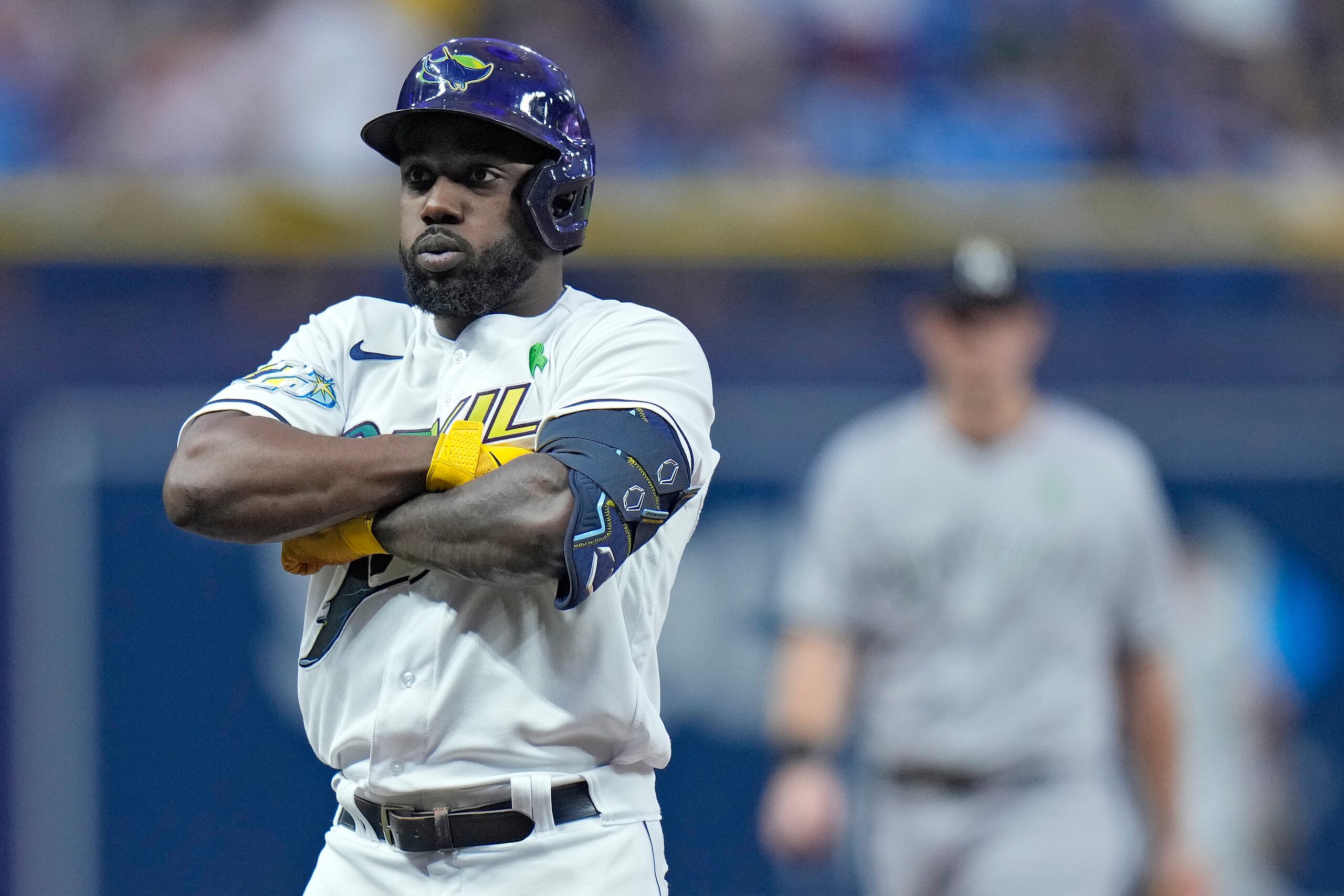 El mexicano Randy Arozarena, de los Rays de Tampa Bay, festeja con su popular gesto tras conectar su jonrón del viernes ante los Yankees de Nueva York.