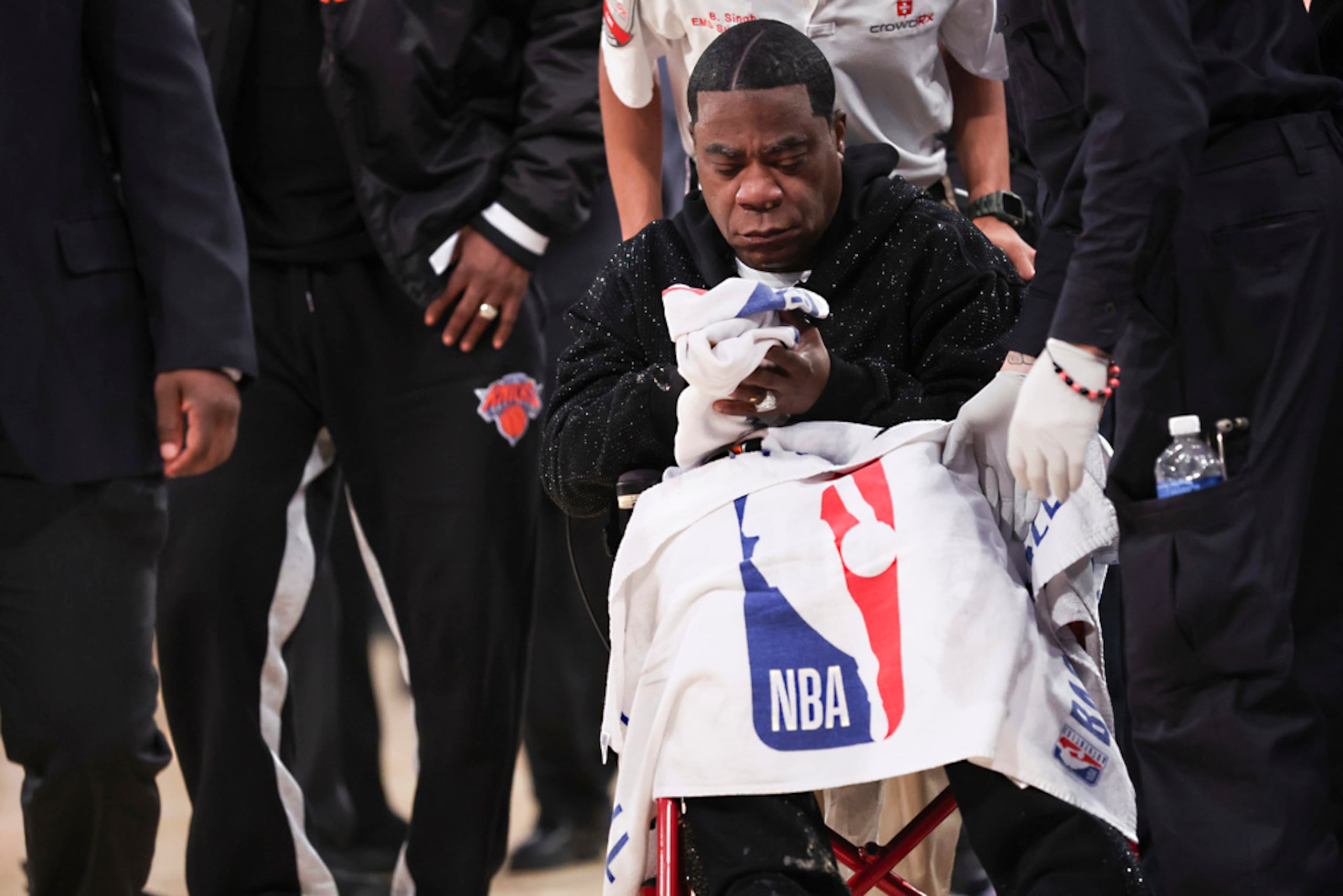 Tracy Morgan fue sacado en silla de ruedas luego de vomitar durante el partido.