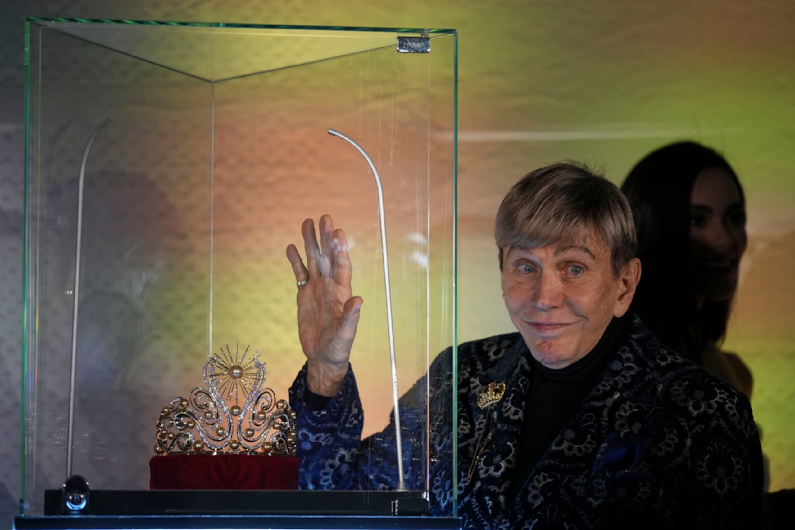 La corona La luz del infinito, es una creación única, hecha a mano por artesanos filipinos.