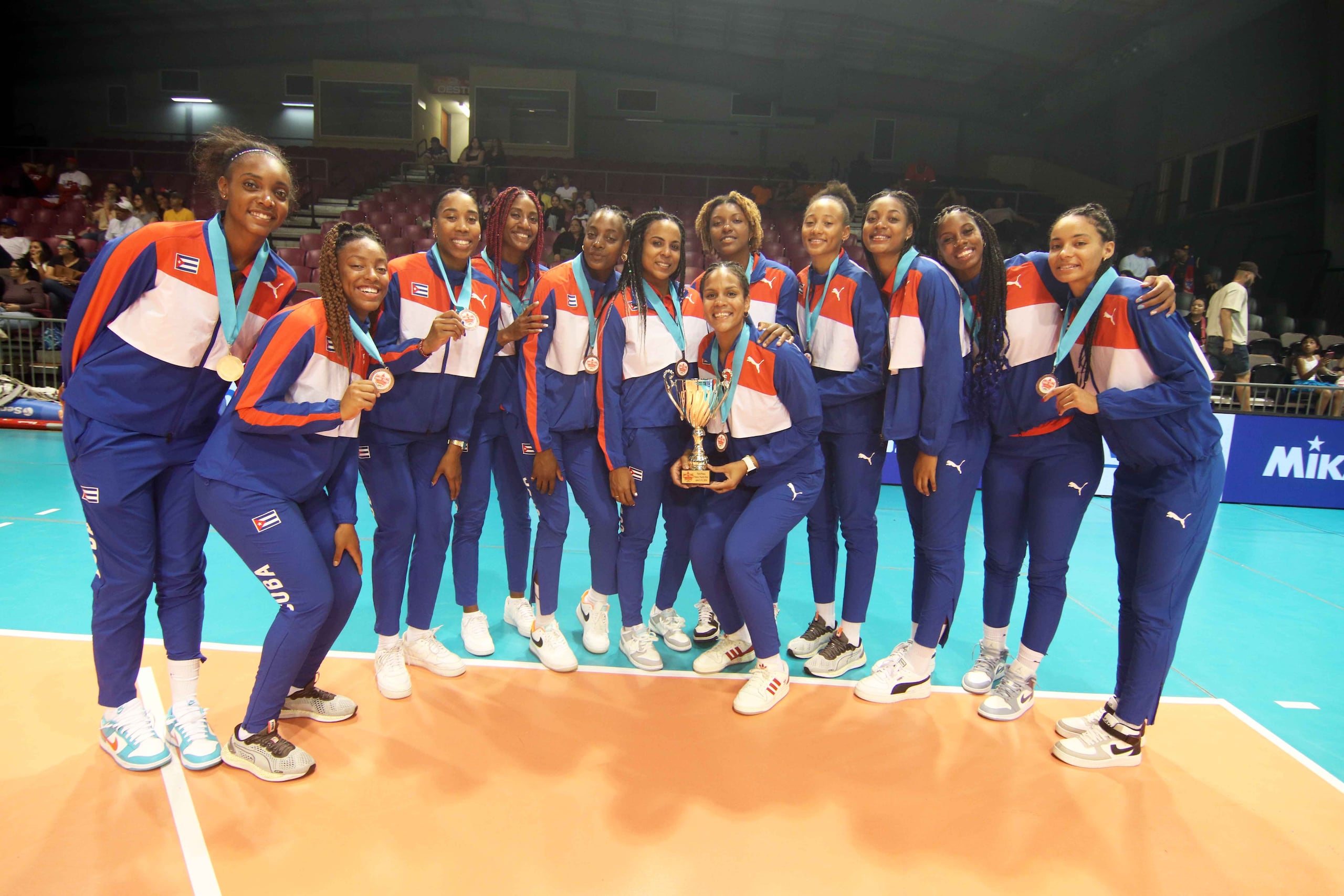 La selección cubana posa con su medalla de bronce en la última edición del Final Four de Norceca.