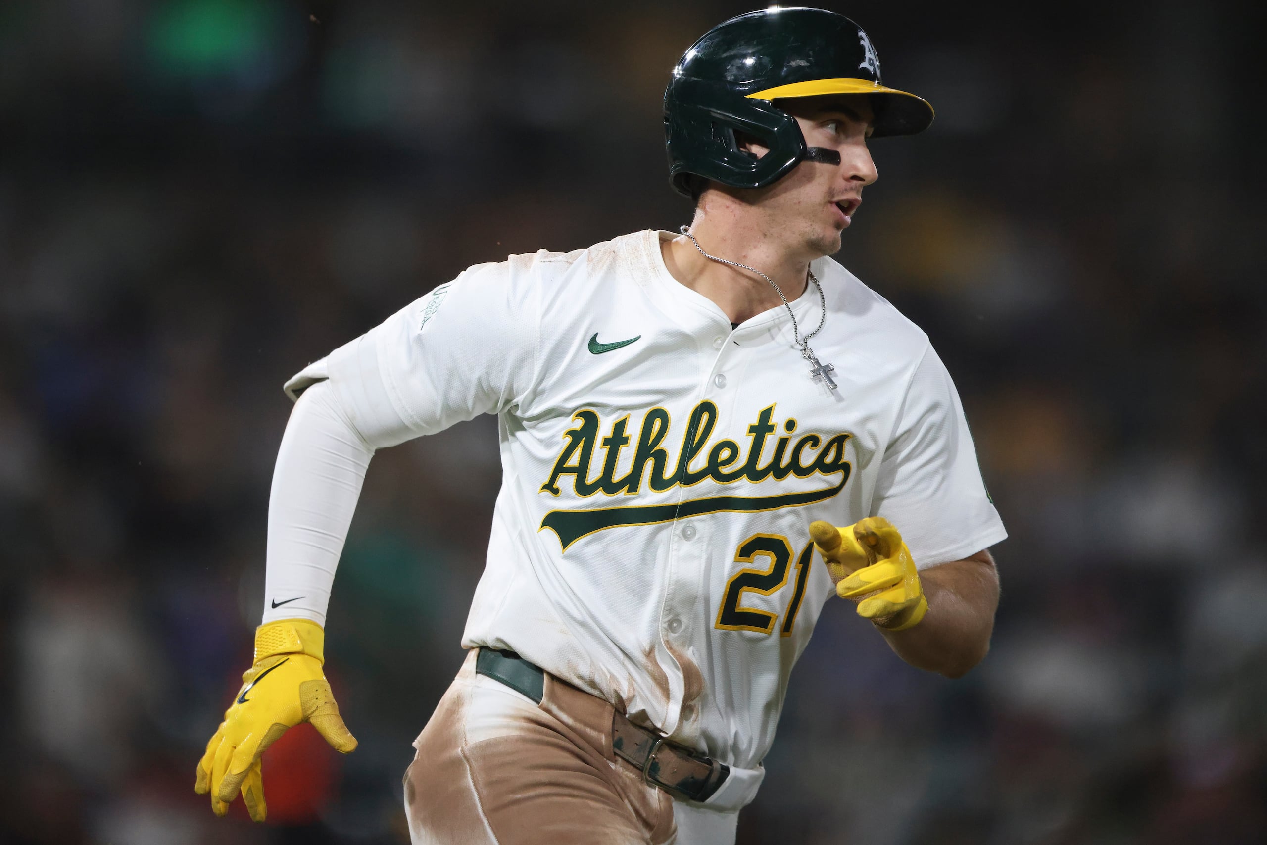 Tyler Soderstrom, de los Athletics, corre tras pegar un doble productor ante los Astros de Houston, el 23 de septiembre de 2025 (AP Foto/Scott Marshall, archivo)
