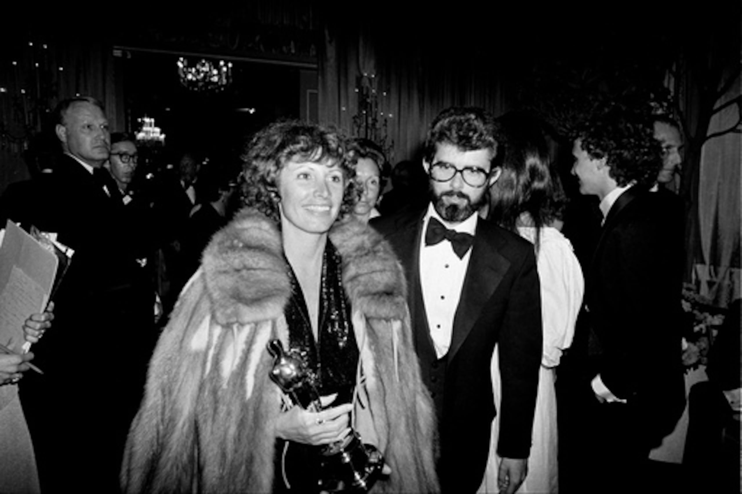 ARCHIVO - Marcia Lucas, esposa del director George Lucas, a la derecha, lleva su estatuilla del Oscar mientras llegan a una fiesta posterior a los Premios de la Academia en el Hotel Beverly Hilton de Los Ángeles, el 4 de abril de 1978. (AP Photo, Archivo)