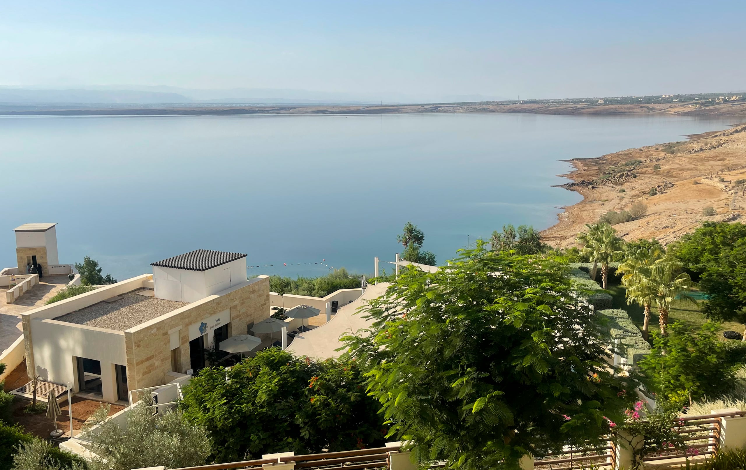 Vista de la costa del Mar Muerto en Jordania. El umbral definido por la ONU para la escasez de agua es de 500,000 litros anuales por persona. EFE/Hayat al Dbeas