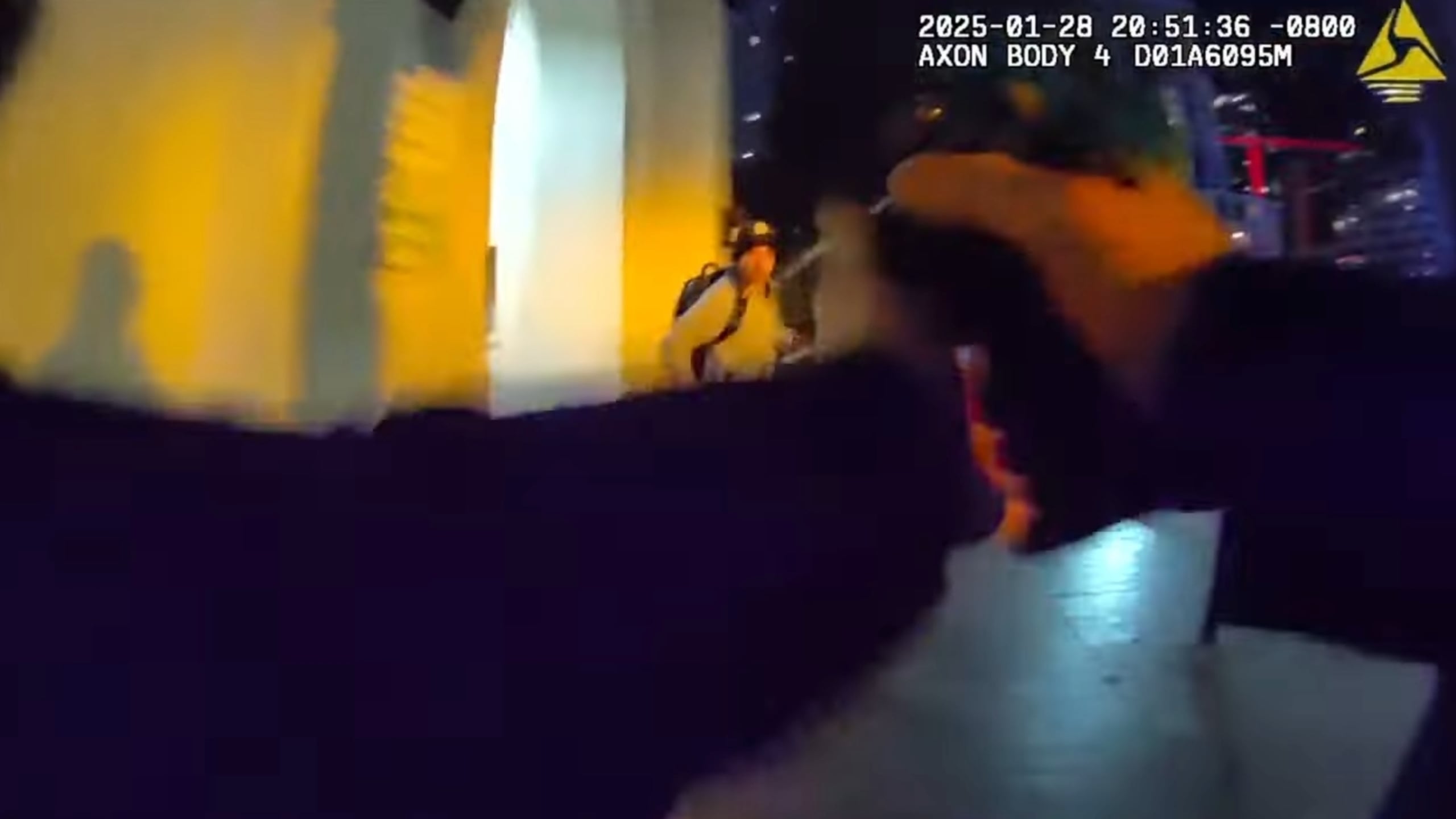 En la imagen, tomada de un vídeo grabado por una cámara corporal, se muestra el momento antes de que un policía de San Diego abatiera a tiros a Konoa Wilson, de 16 años, mientras se alejaba de una zona de disparos el 28 de enero de 2025. (Departamento de Policía de San Diego vía AP)