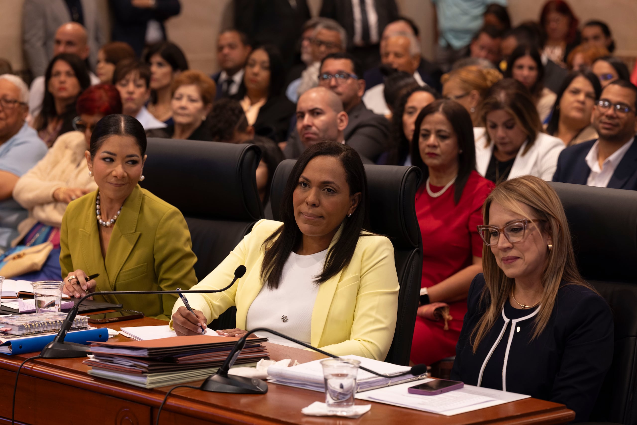 Las designadas secretarias de Justicia, Lourdes Gómez; Estado, Rosachely Rivera y Trabajo, María Del Pilar Vélez durante su vista esta mañana en el Senado.