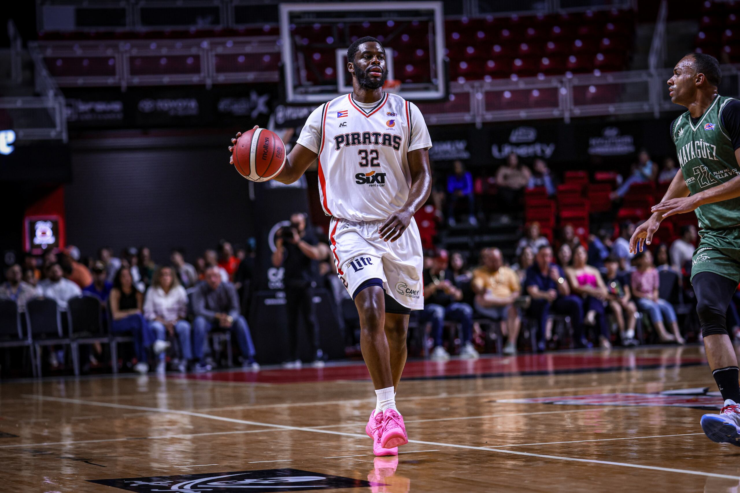 Emmanuel Mudiay, de los Piratas de Quebradillas, durante un partido contra los Indios de Mayagüez.