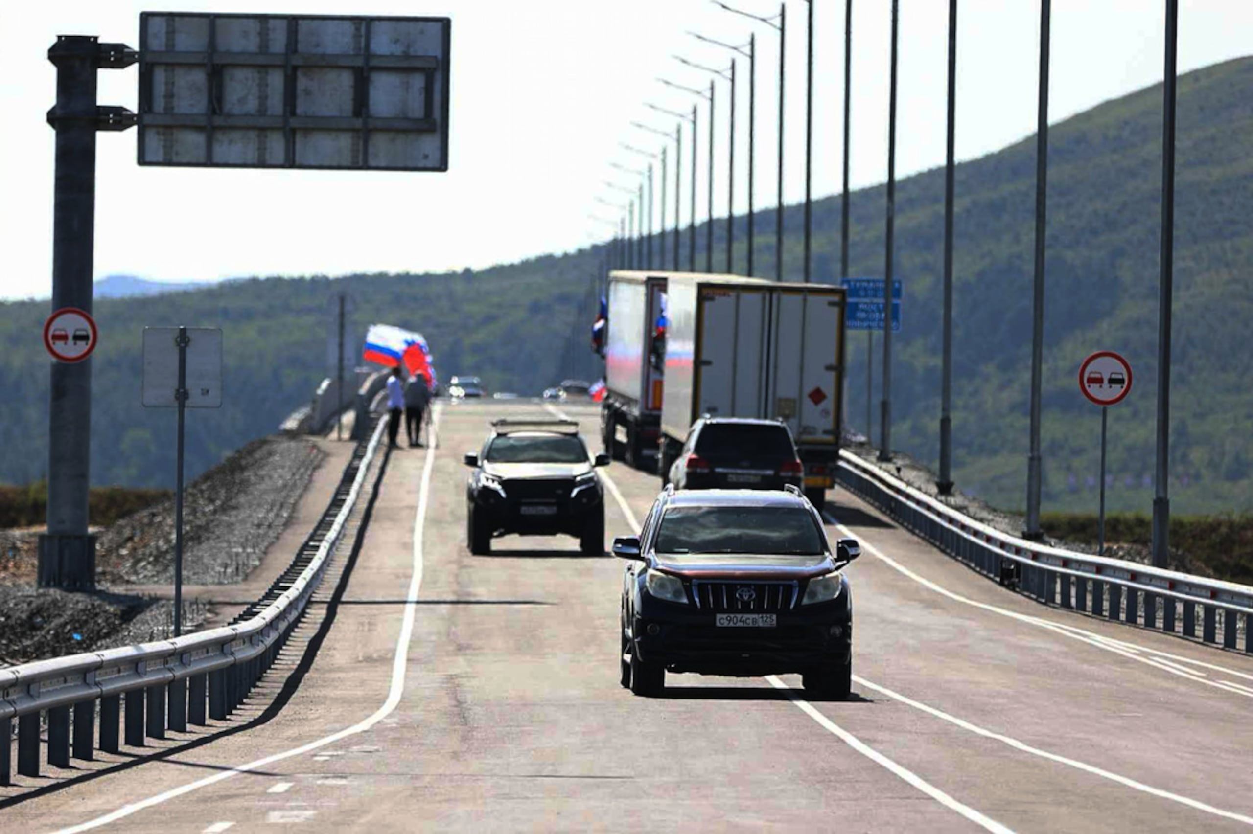 El puente permitirá que hasta 300 vehículos al día atraviesen un punto fronterizo de cruce recién construido, informó el gobierno ruso en un comunicado.