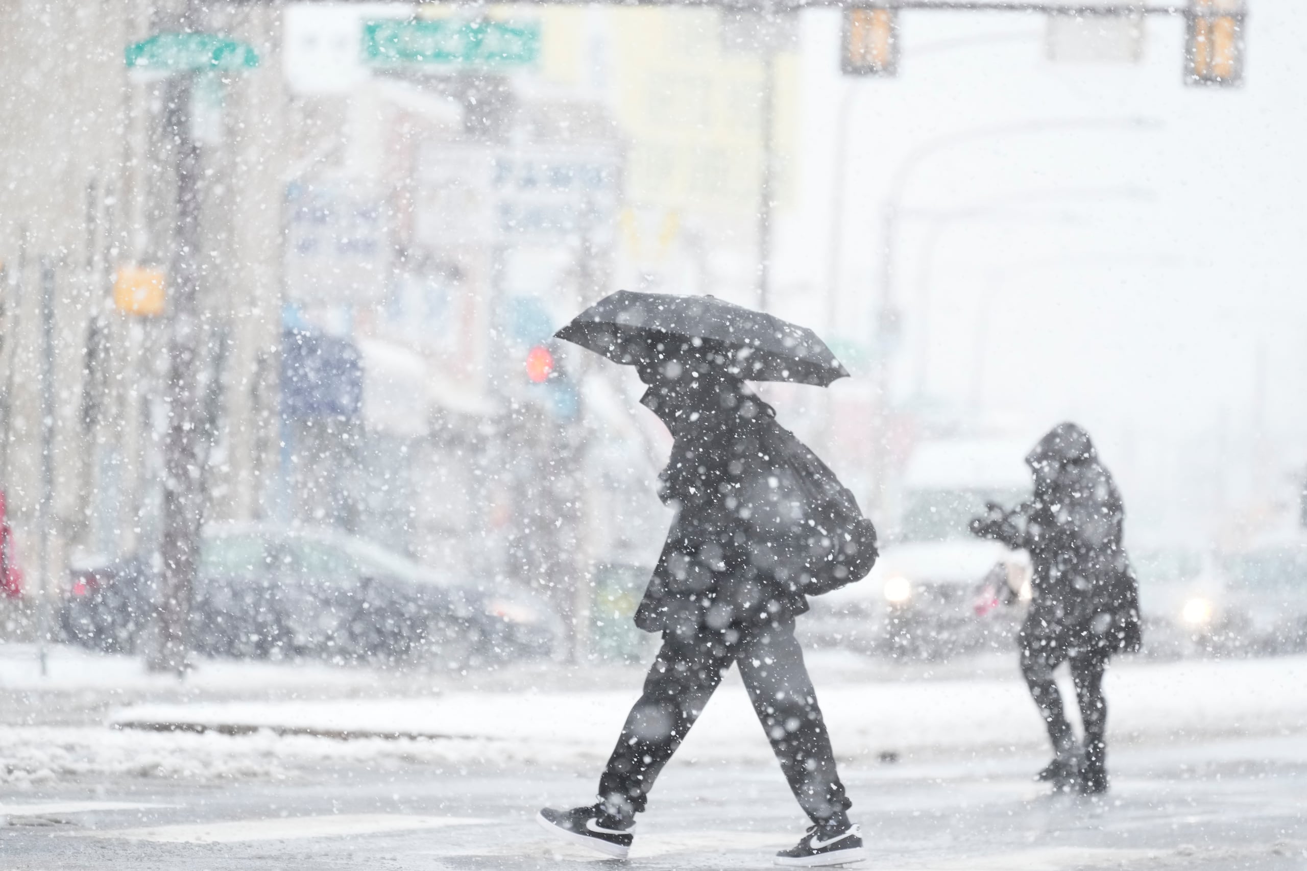 Unas personas caminan durante una tormenta invernal en Filadelfia, el 13 de febrero de 2024. (AP Foto/Matt Rourke)