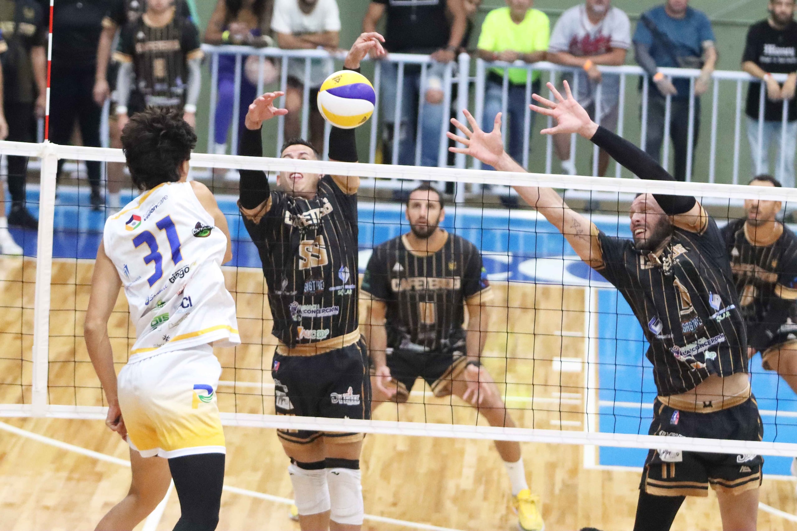 Bloqueo de Kevin Rodriguez de Yauco sobre Spencer Olivier de Corozal.