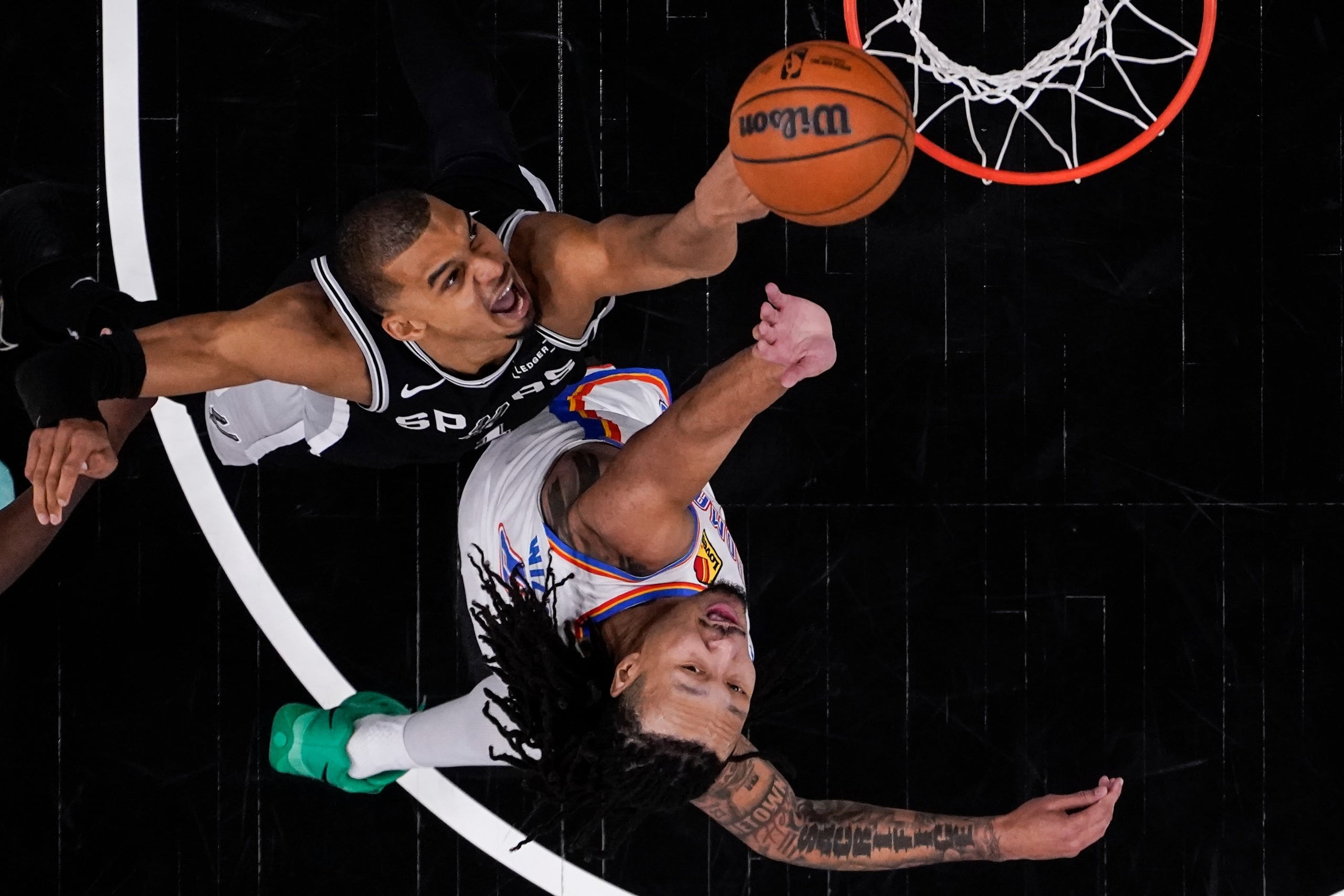 El francés Victor Wembanyama, de los Spurs de San Antonio, tira frente a Jaylin Williams, del Thunder de Oklahoma City, en el sexto juego de la final de la Conferencia del Oeste.