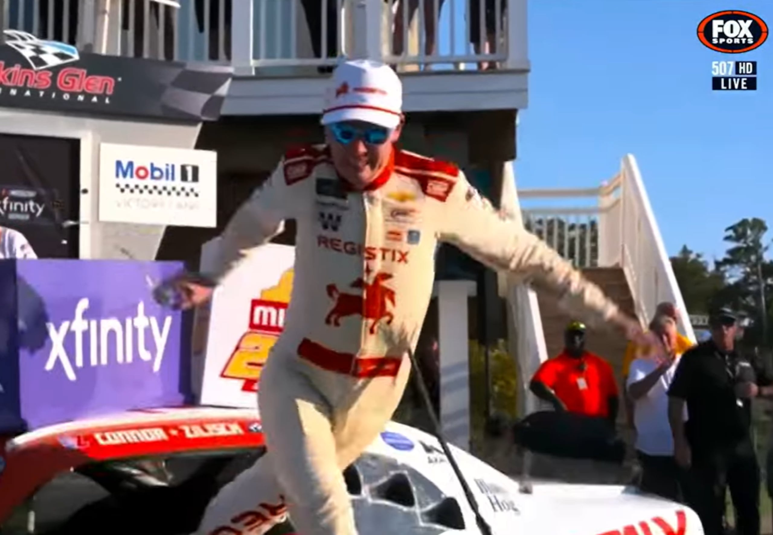 Connor Zilisch se subió a la capota del auto para celebrar, pero resbaló y uno de sus pies le quedó enganchado en la puerta.